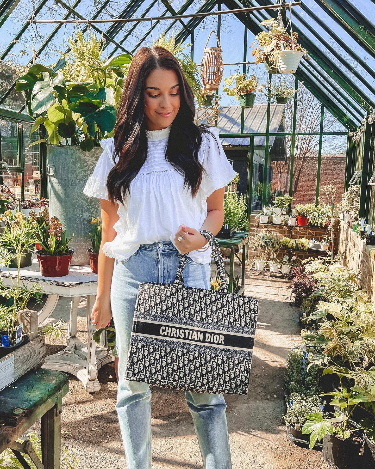 If you&rsquo;re ready for spring raise your hand🌸🪴🙋🏽&zwj;♀️ the weather today is getting me excited &amp; this top is giving me all the feels! Outfit details linked➡️ #liketkit @shop.ltk https://liketk.it/3xLxA #carlylethorntonfashion #springfash