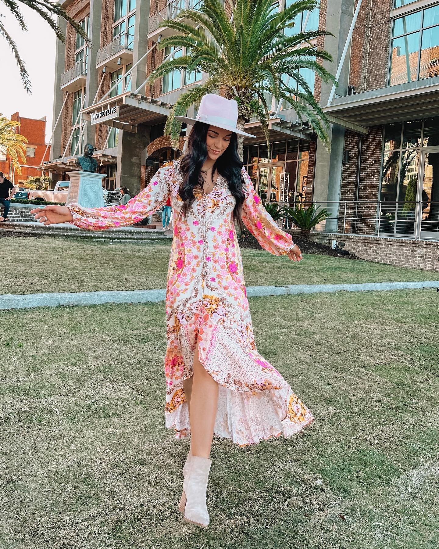 If you need me, you can find me frolicking around the @jwmarriottsavannah at @plantriversidedistrict all weekend long🌴💕 #PlantRiversideDistrict #KesslerCollection #JWSavannah