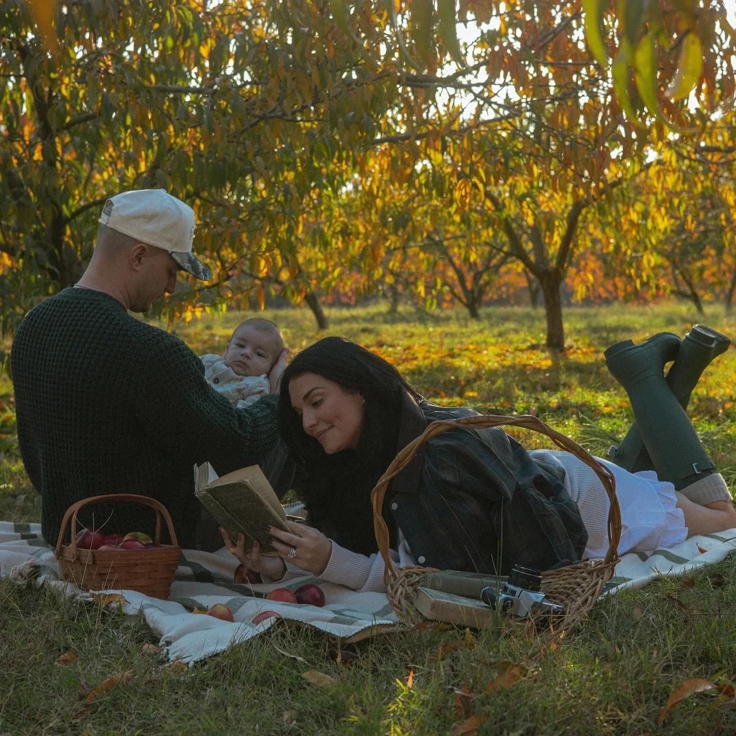 when I&rsquo;m 80&hellip; this is where I&rsquo;ll go in my dreams💭🍎🧺🌳

#familyphotos #fallfamilyphotos #appleorchard