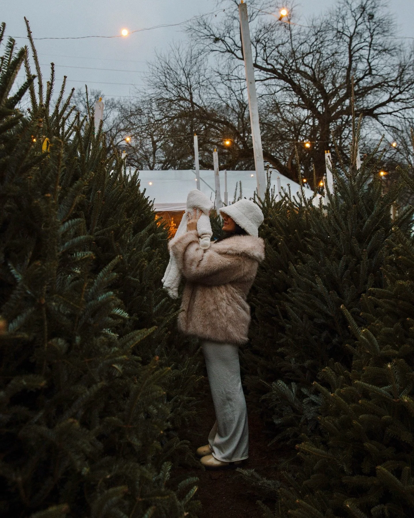 🌲✨𝑮𝑰𝑽𝑬𝑨𝑾𝑨𝒀✨🌲 There&rsquo;s nothing more magical than making (&amp; capturing) memories with your family this season! In the spirit of giving, I&rsquo;ve teamed up with some of my very favorite people &amp; brands to GIFT YOU Christmas photo