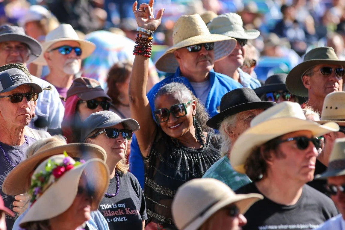 Rock-On-Woman-In-Crowd-1,920 x 1,280‬ (Medium).JPG
