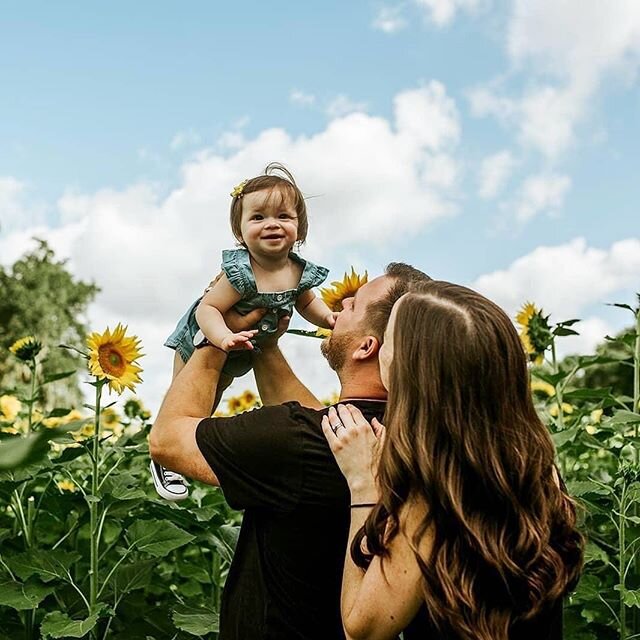 I&rsquo;m always up for some beautiful sunflowers 🌻
- &bull;
&bull;
&bull;
&bull;
&bull;
#familyphotographer #familyphotography #familyshoot #childrenphotographer #momtogcommunity #birthdayshoot #wilmingtonmoms #mommyandbaby #northcarolinaphotograph