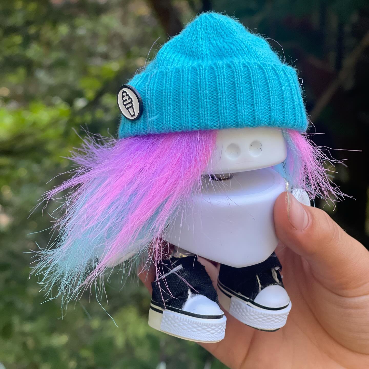 MO with surfer vibes 🌊
-
Thank you to @sleepoverfriend for sending this one in. 
-
#lovemarmals #marmals #surfervibes #colorfulhair #beanie #icecream #converse #tiny #summer #arttoys #designertoys #magnetictoys