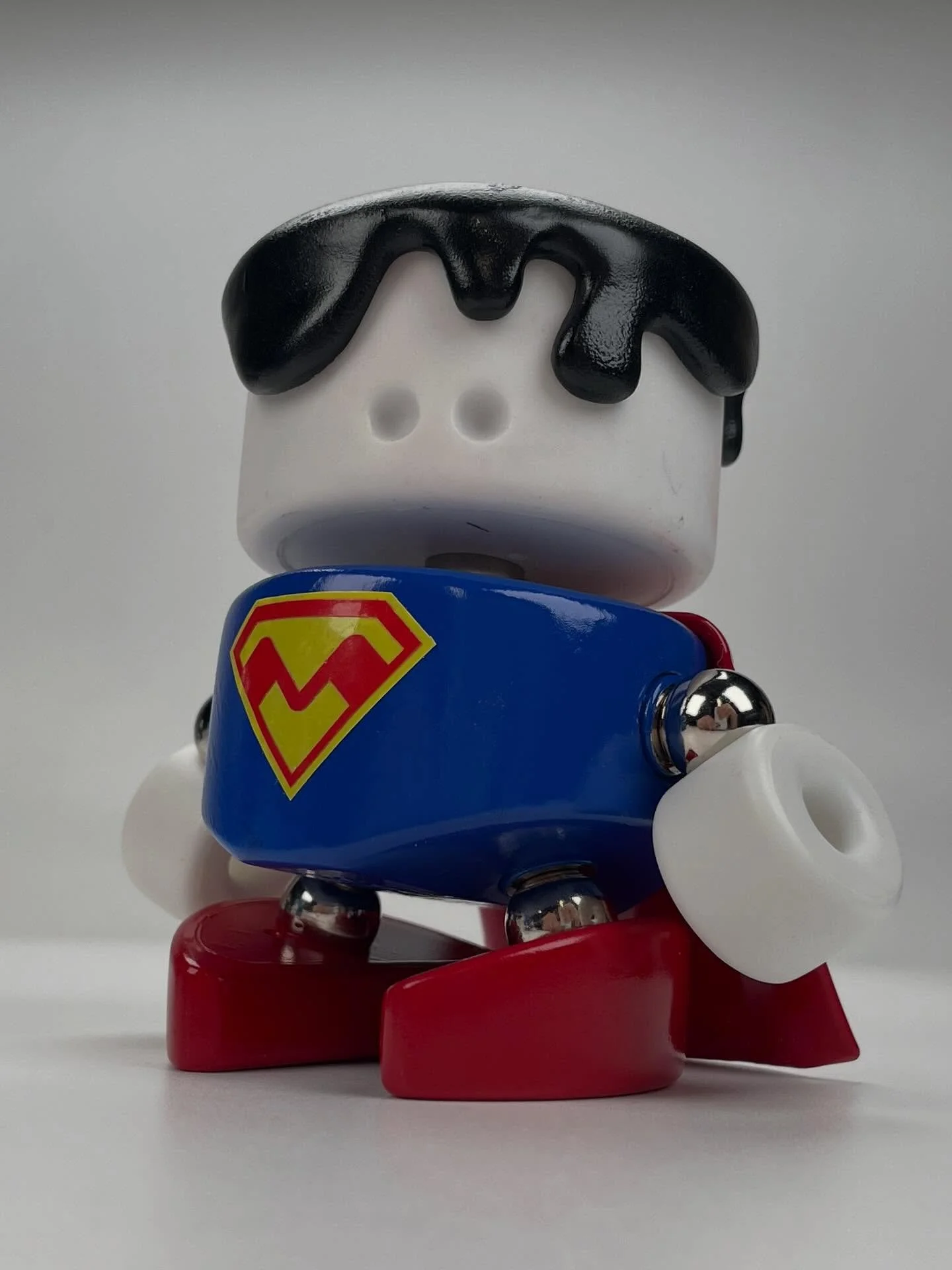 Okay, forgot to post this 🙃 Superman Marmal made his debut at SDCC a while back and reminded me that maybe maybe maybe Marmals might secretly be superheroes. 

#lovemarmals #marmals #superman #lookup #toys #vinyltoys #arttoys #creativetoys #magnetic