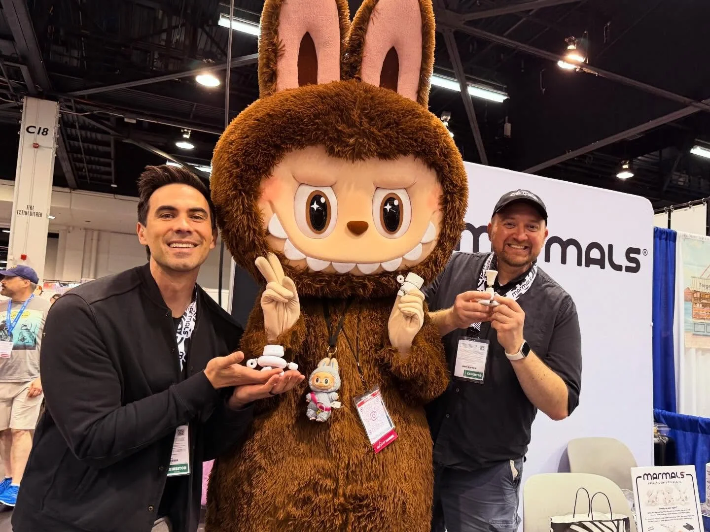 The crossover event that everyone has been asking for!! 😅🤞

#labubu #duoduo #lovemarmals #wondercon #cosplay