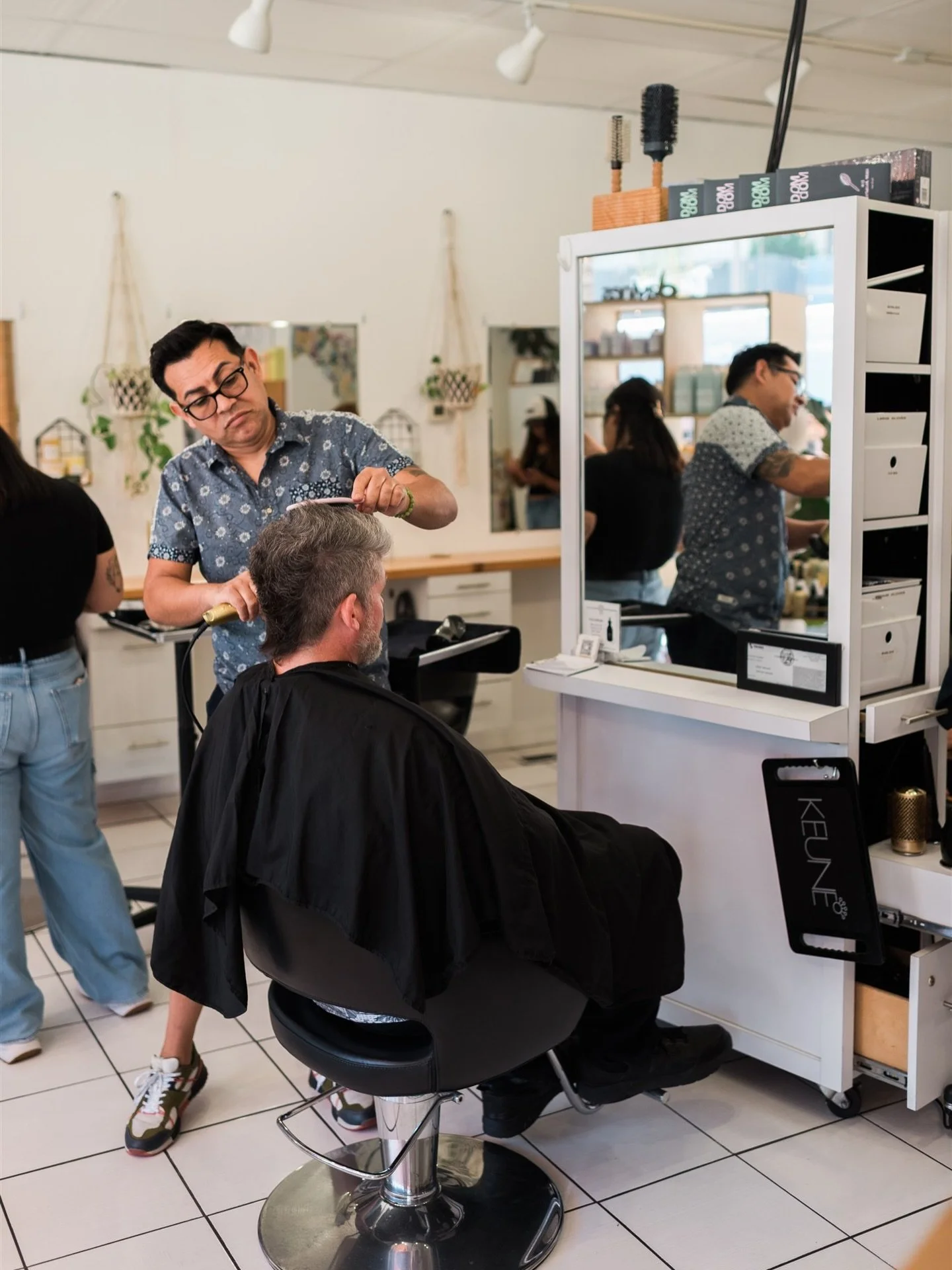 Meet Cesar 🤍

With over 20 years behind the chair, Cesar brings both experience and artistry to every appointment, specializing in balayage, dimensional highlights, and long, layered cuts that feel effortless and refined.

His approach is rooted in 
