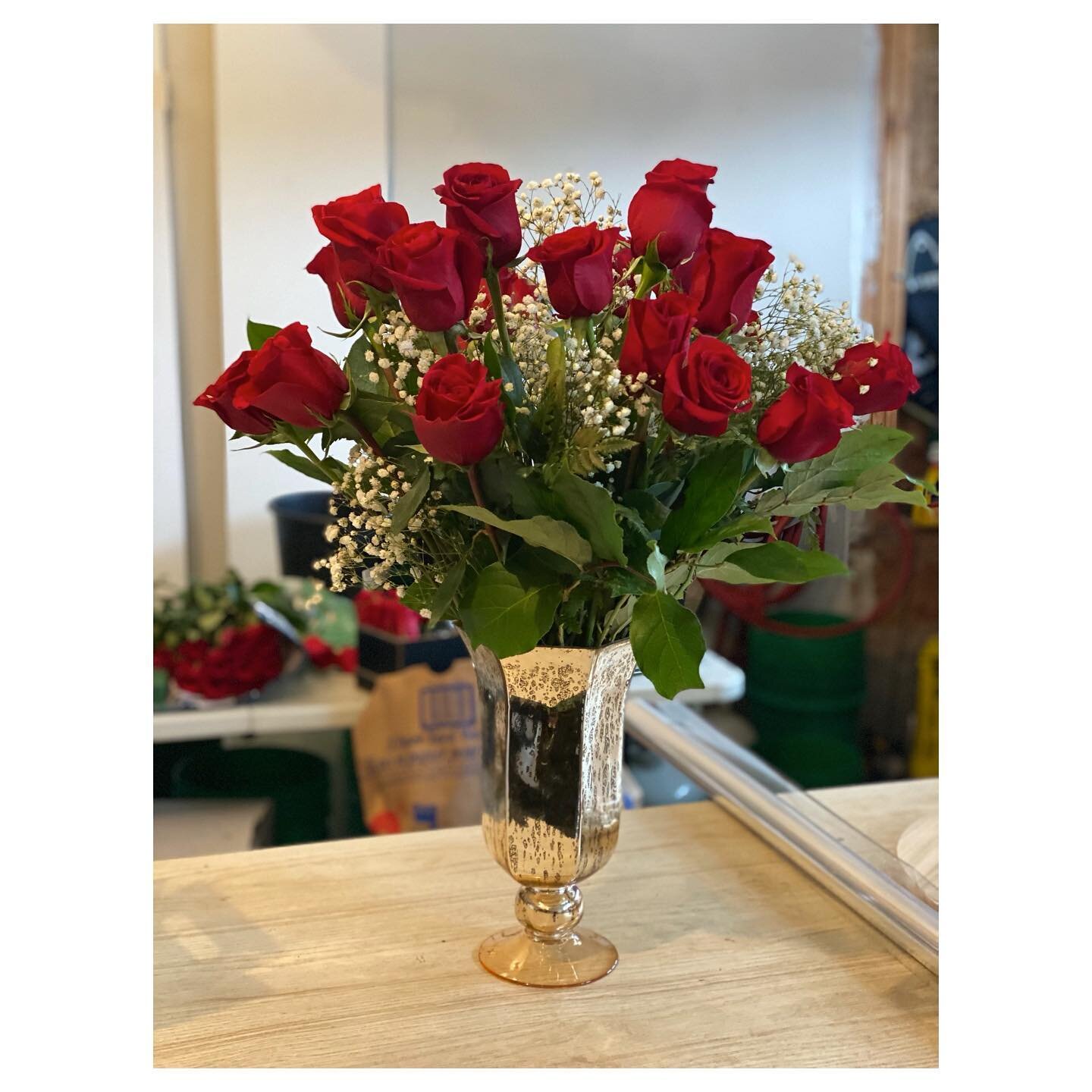 Two Dozen, Long Stem Premium Red Roses - beautifully arranged in a shimmery gold vessel &hearts;️ Our new collection is launching soon, stay tuned...
. 
S h o p 🌹 O n l i n e . at www.pinkpetals.ca (Click the Link in our Bio!)
.
Please contact Pink 