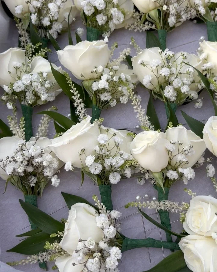 The most requested boutonnieres this wedding season! So dainty &amp; light. 🌷 Order yours now! 

All 2025 Brides, schedule your WEDDING CONSULTATION today! Contact Pink Petals at info@pinkpetals.ca Or by phone 📞 at (647) 969-8157.
.
Follow us and d