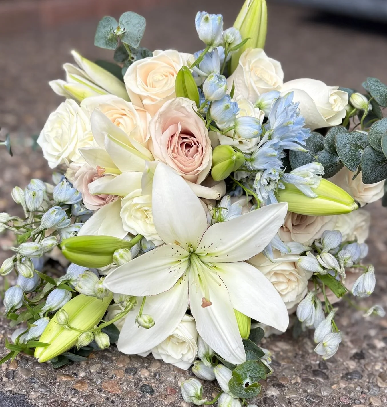 Lily&rsquo;s anyone ? Avneet&rsquo;s beautiful bouquet! 

All 2025 Brides, schedule your WEDDING CONSULTATION today! Contact Pink Petals at info@pinkpetals.ca Or by phone 📞 at (647) 969-8157.
.
Follow us and double tap! ❤️💐🌸🌺🌹🌷
#weddingflowers 