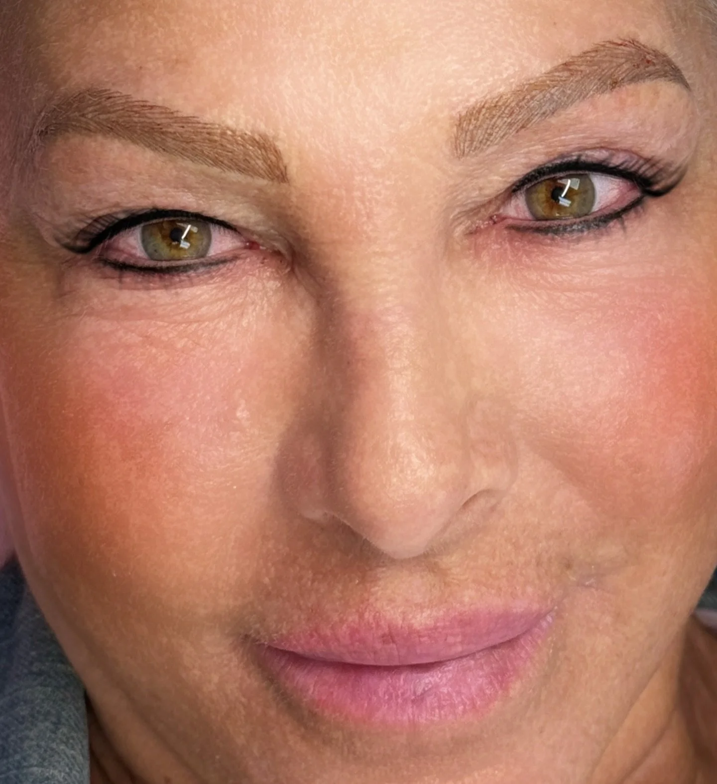 Today was a giveback day 💖 my client is going through breast cancer. I gave her brows and eyeliner so she can feel more like herself. It makes my life complete to give back ❤️