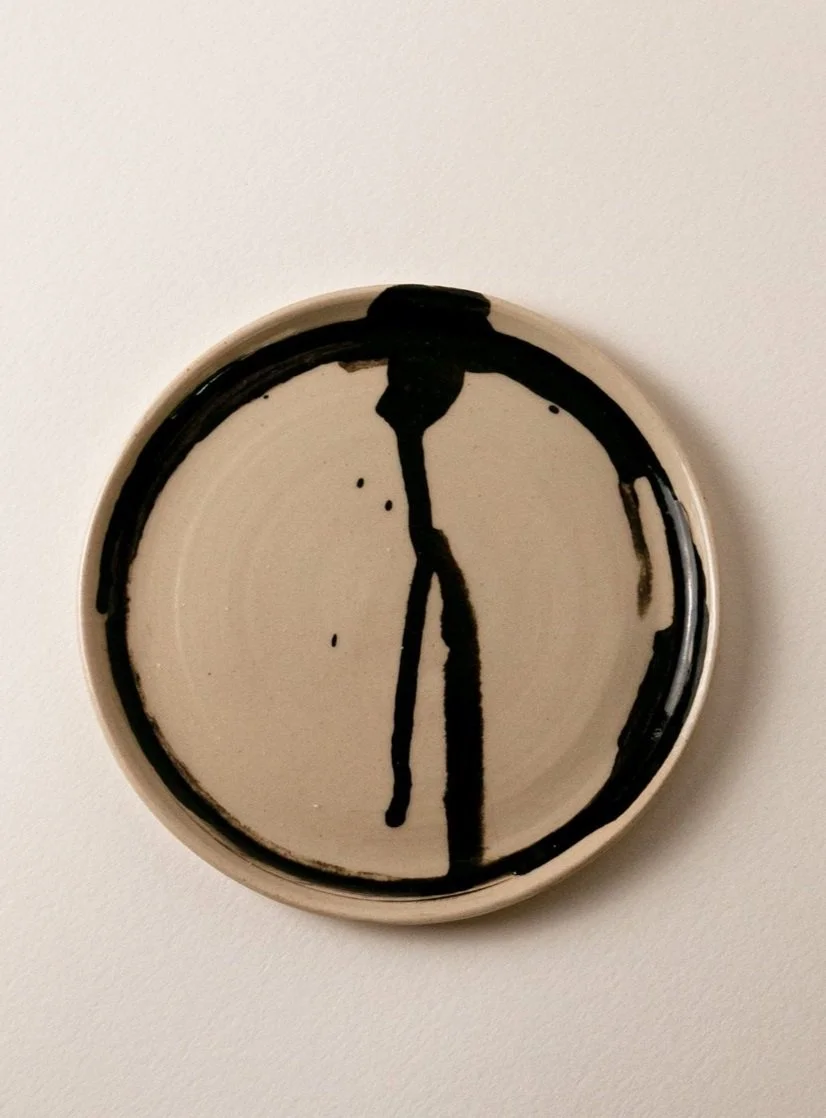 Black clay plate "chemin" 02.3