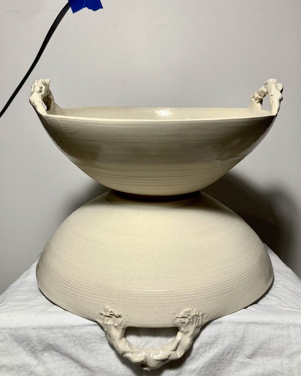Deux saladiers en gr&egrave;s aux anses moches
.
.
#ceramics #ceramique #cer&aacute;mica #claylove #instapottery #poterie #handmadeceramics