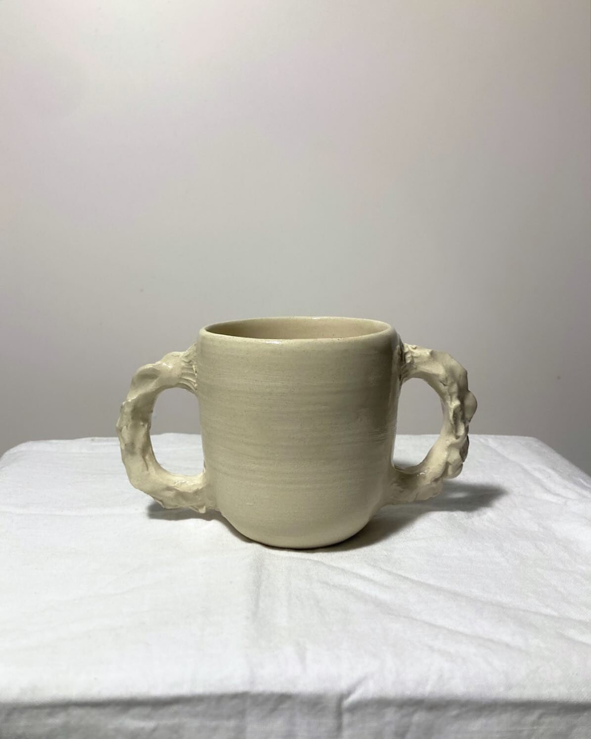 Double anse moche pour bien s&rsquo;accrocher 
Gr&egrave;s 
Teacup

.
.
.
#ceramics #ceramique #moderceramics #handmade #handmadeceramics #potterystudio #tableware