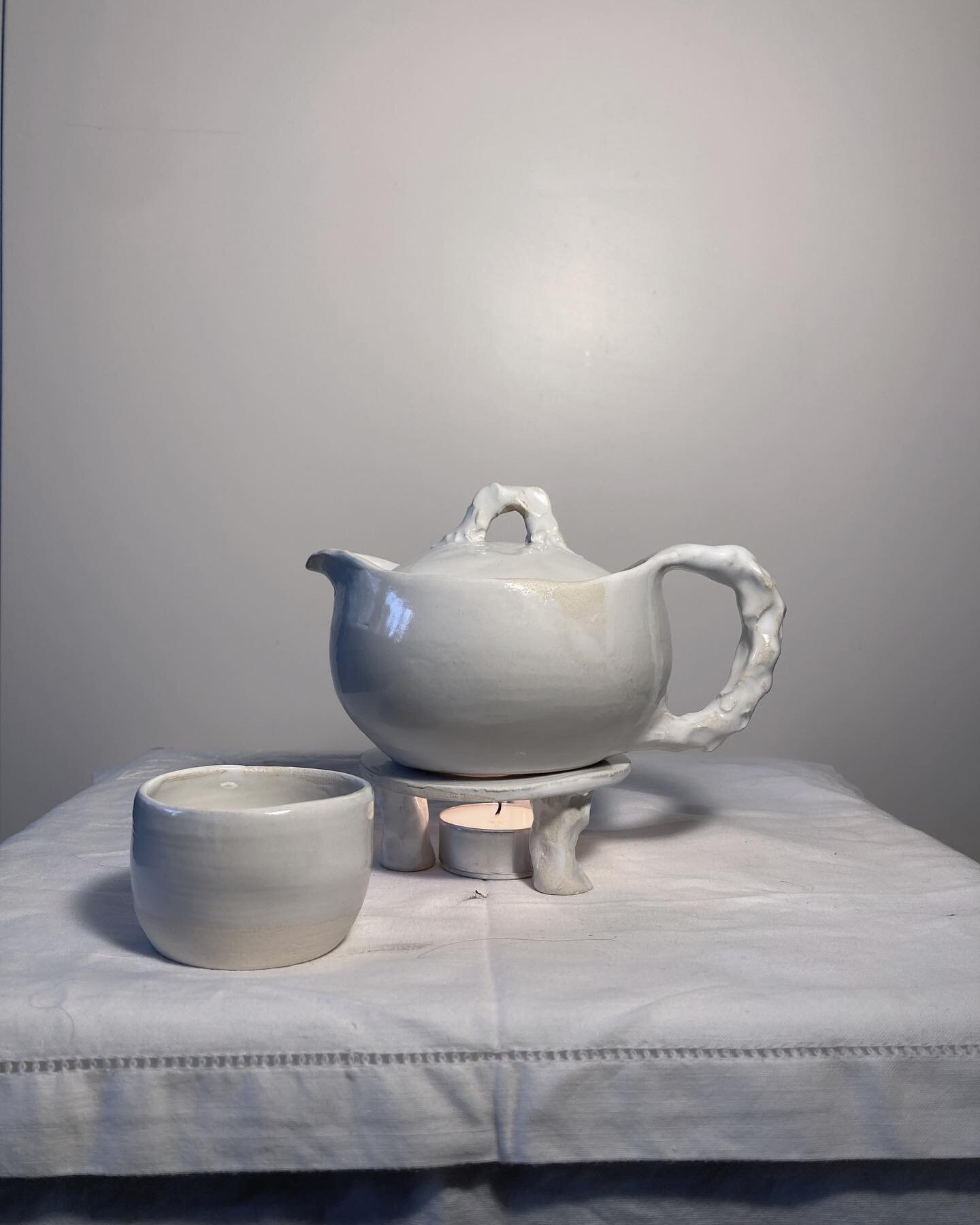 Tea anyone? Infusi&oacute;n?
Cute tea set made of clay and glazed in white. Les Anses moches.
.
.
.
#ceramique #ceramics #ceramicart #teaset #clay #reconsider