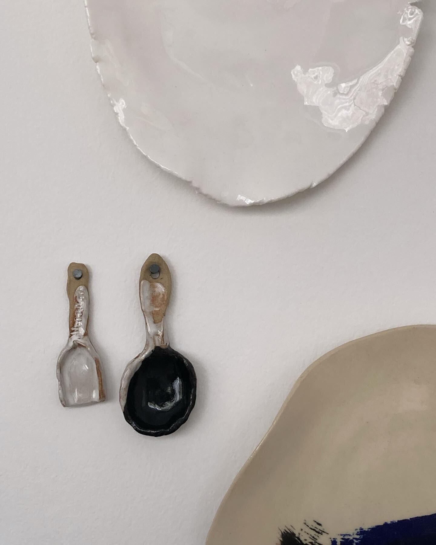 Wall spoons and plates 
Stoneware and porcelaine 🍽️
.
.
.
@carole_touati #ceramics #ceramicart #homedecor #ceramique #handmadeceramics