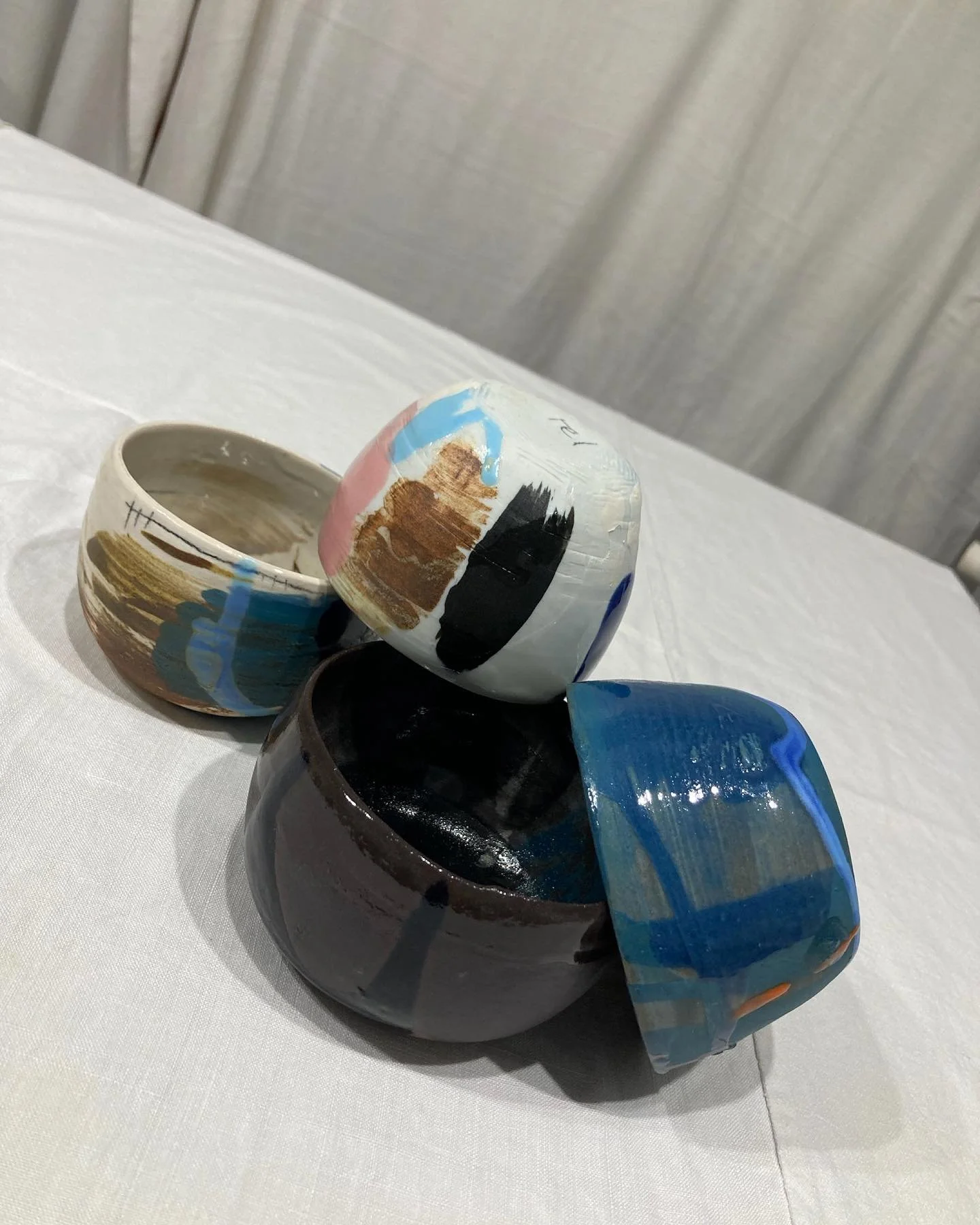 C&rsquo;est nouveau, c&rsquo;est de la porcelaine, c&rsquo;est unique, c&rsquo;est &agrave; Vaussery 📍Passez &agrave; l&rsquo;atelier aujourd&rsquo;hui de 13:30 &agrave; 17:00 
Ou sur rendez-vous jusqu&rsquo;au 23 octobre 💋 
.
.
.
#ceramics #cerami