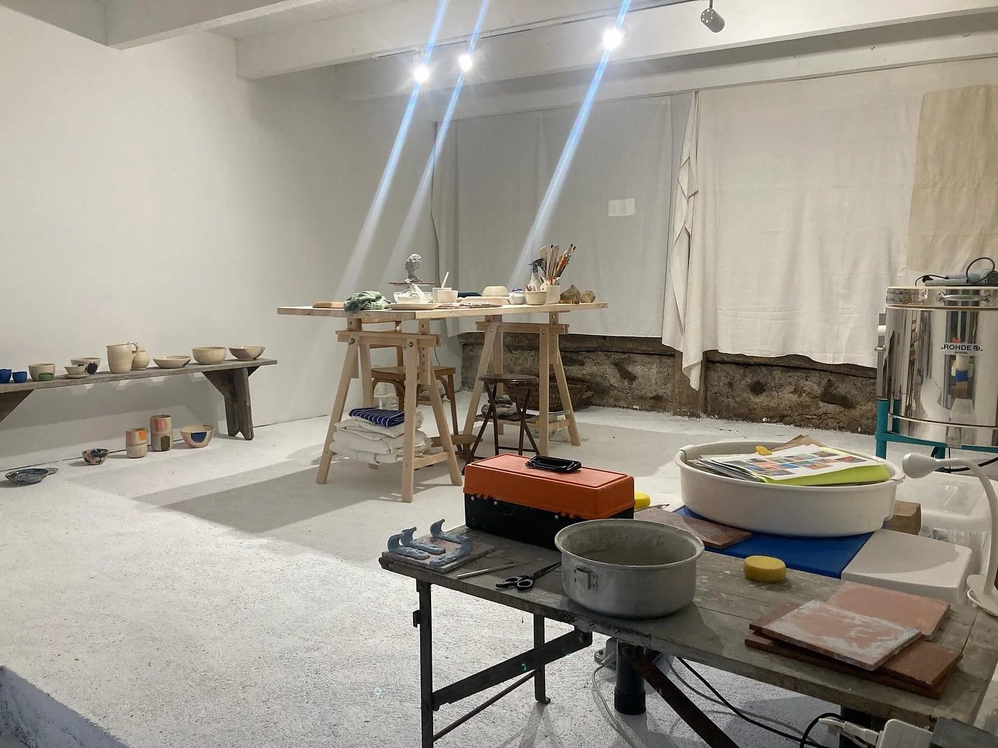 Je ferme les portes de l&rsquo;atelier du Morvan pour quelques semaines🚪
Rendez-vous mi-d&eacute;cembre pour les retrouvailles 💋
Hola Barcelona! Nos vemos en unas horas 🎊
.
.
.
#chisseyenmorvan #atelierdartiste #ceramicworkshop #ceramics #barcelon