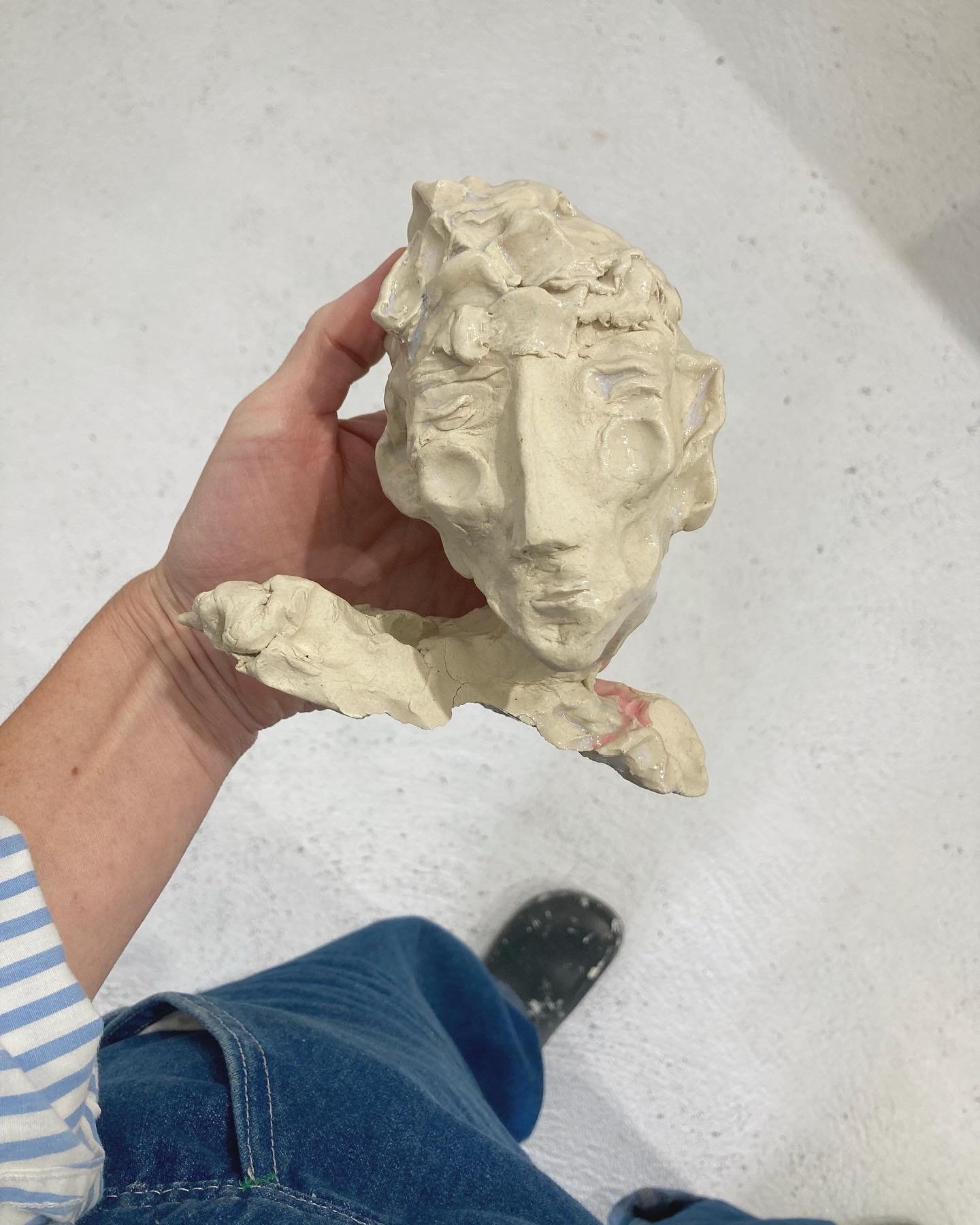 Une t&ecirc;te pensante. Paperclay.
..
.. 
#ceramics #ceramique #atelier #ceramica #handmadeceramics #ceramicartist #reconsider #sculpture  #tableware #assiette #homedecor #artforinteriors #handmade #contemporaryceramics #clayart #potterylove #decort