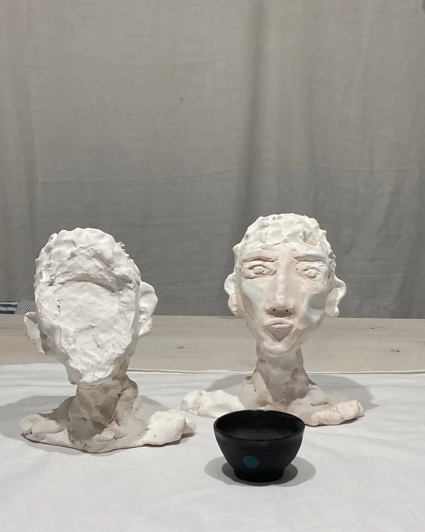 T&ecirc;tes pensantes 
L&rsquo;homme sans visage 
Paperclay 
En cours d&rsquo;&eacute;maillage 
.
.
.
 #ceramics #ceramique #atelier #ceramica #handmadeceramics #ceramicartist #reconsider #sculpture #ceramicart #artobjects