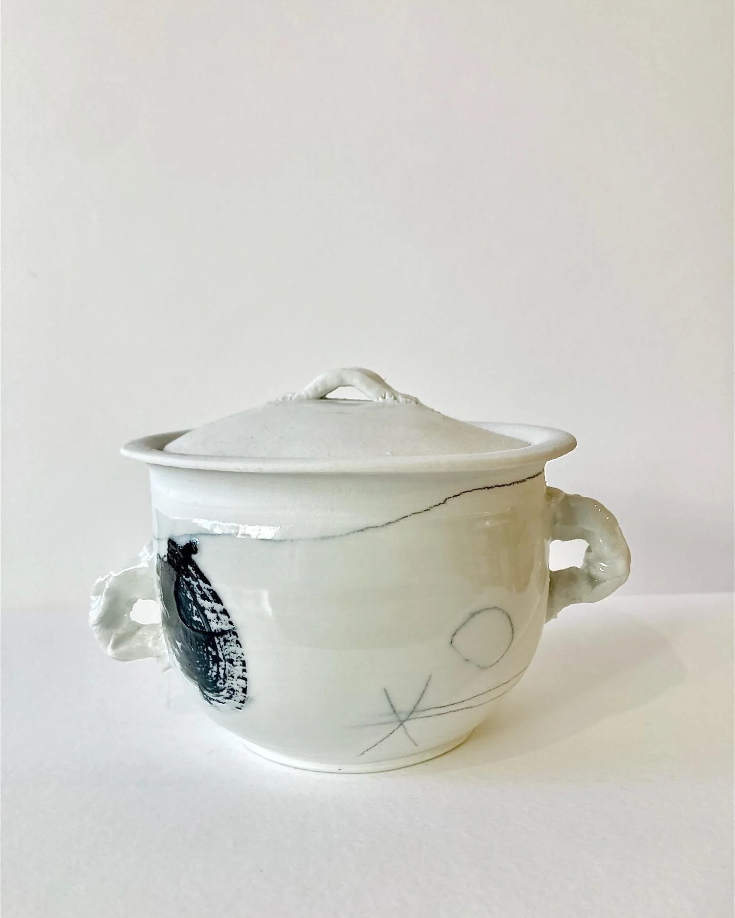 Pot &laquo;&nbsp;Les anses moches&nbsp;&raquo; avec un couvercle,paper porcelaine, engobe, ceramic pencil and glazing. 
.

#ceramics #ceramique #atelier #ceramica #handmadeceramics #ceramicartist #reconsider #reconsiderobjectsandgarments #artiste #ar