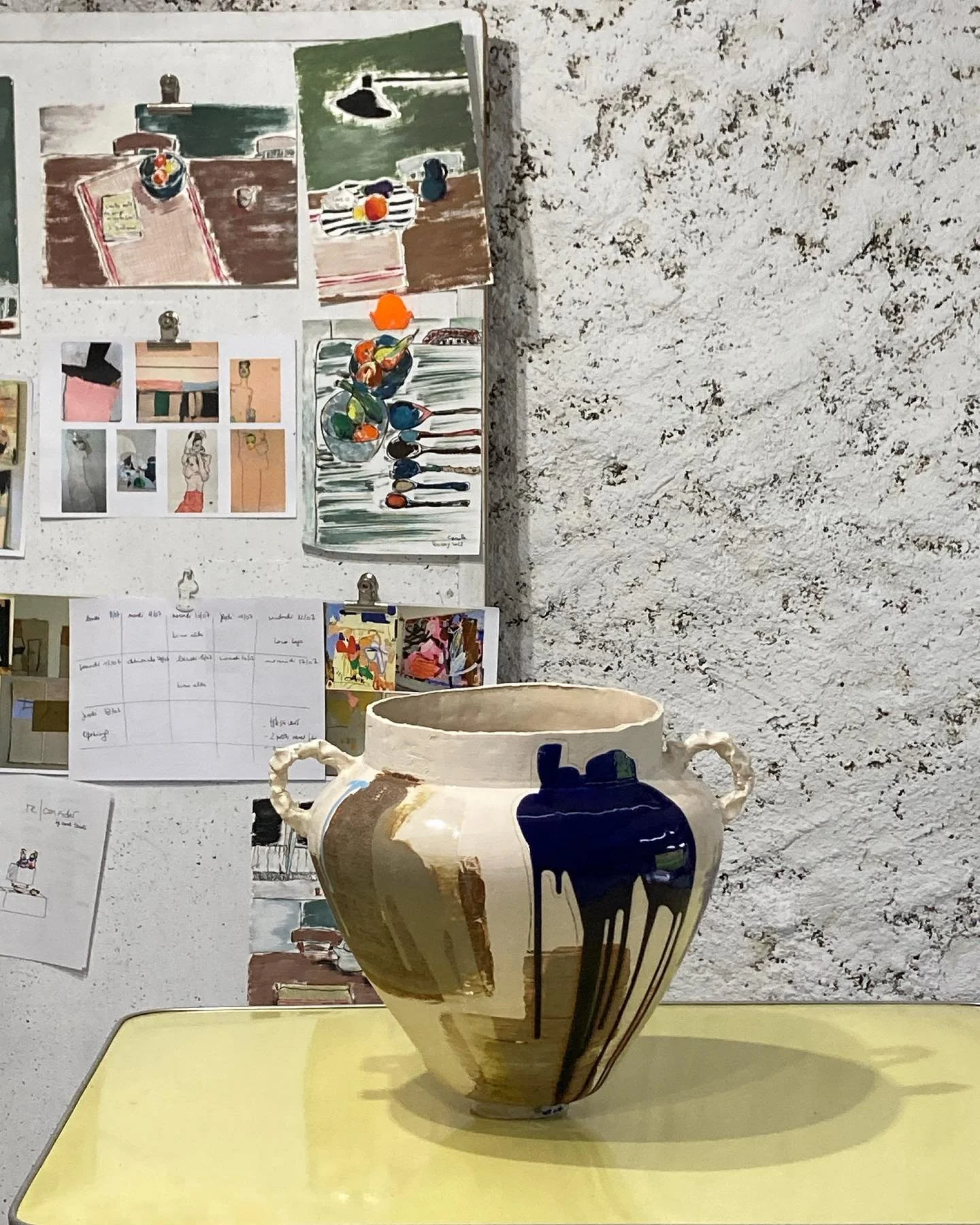 Une pi&egrave;ce de l&rsquo;&eacute;t&eacute; 2024 dans l&rsquo;atelier de Chissey-en-Morvan, lieu-dit Vaussery
J&rsquo;ai employ&eacute; la technique du colombin et ajout&eacute; &ldquo;mes anses moches&rdquo;
C&rsquo;est du gr&egrave;s sur lequel j