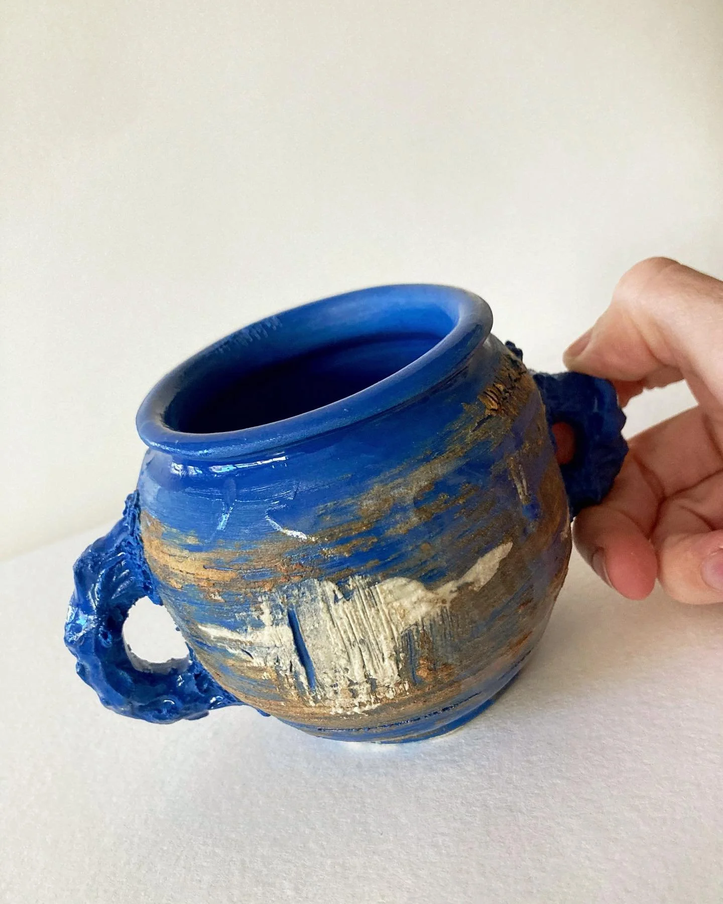 Une petite chose en porcelaine bleue et pigments naturels
Collection Les Anses Moches

.

 #ceramics #ceramique #atelier #ceramica #handmadeceramics #ceramicartist #reconsider #reconsiderobjectsandgarments #porcelaine