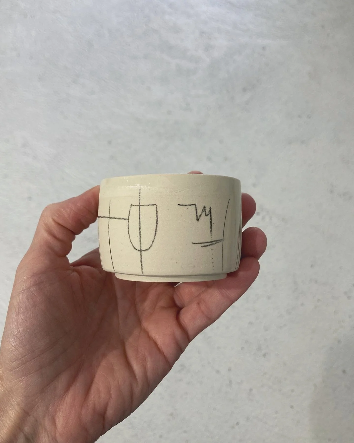 Celui-ci est en gr&egrave;s et crayon c&eacute;ramique
 
.
.
. #ceramics #ceramique #atelier #ceramica #handmadeceramics #ceramicartist #reconsider #tableware #reconsiderobjectsandgarments #homedecor #ipreview via @preview.app