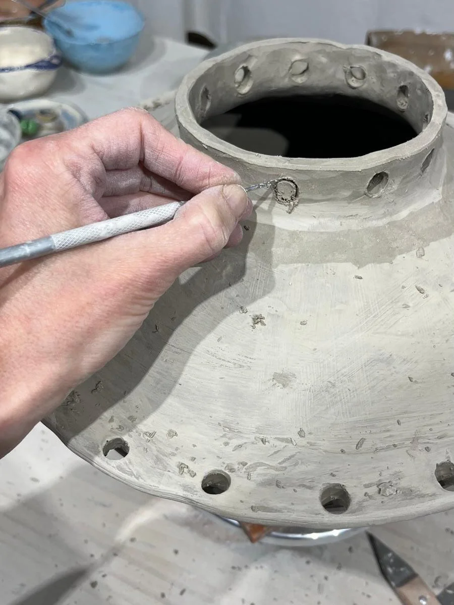 Working on rather big ceramic pieces that will be finished with trapillo knitting by my mother Olga 💕 . Shirts left the workshop and can now be found at @maison_madame_presse in Arles.
Nature is awaking here in Morvan and my first little 🌷 tulipes 