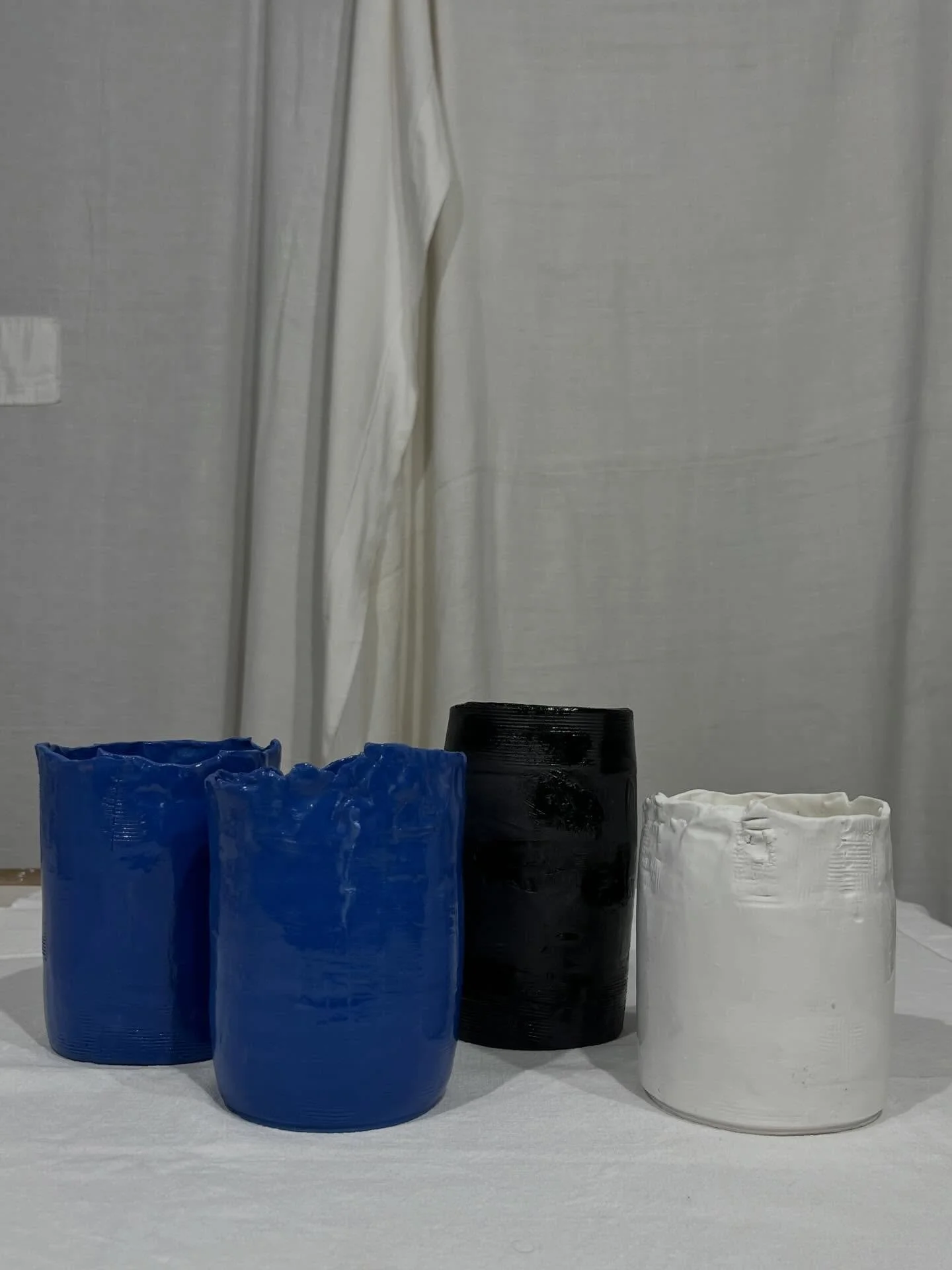 Les vases asym&eacute;triques. Porcelaine.