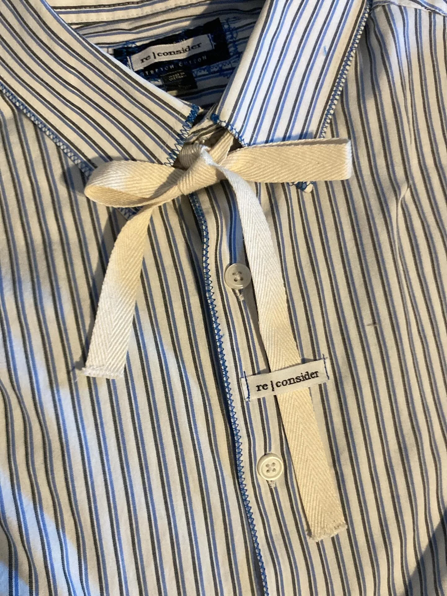 La collection de chemises de seconde main &eacute;dit&eacute;es pour le printemps-&eacute;t&eacute; est bient&ocirc;t termin&eacute;e 👕🪡
Merci &agrave; @lantoki pour ses pr&eacute;cieux conseils et &agrave; @tallerdenjoan pour la pr&eacute;cision d