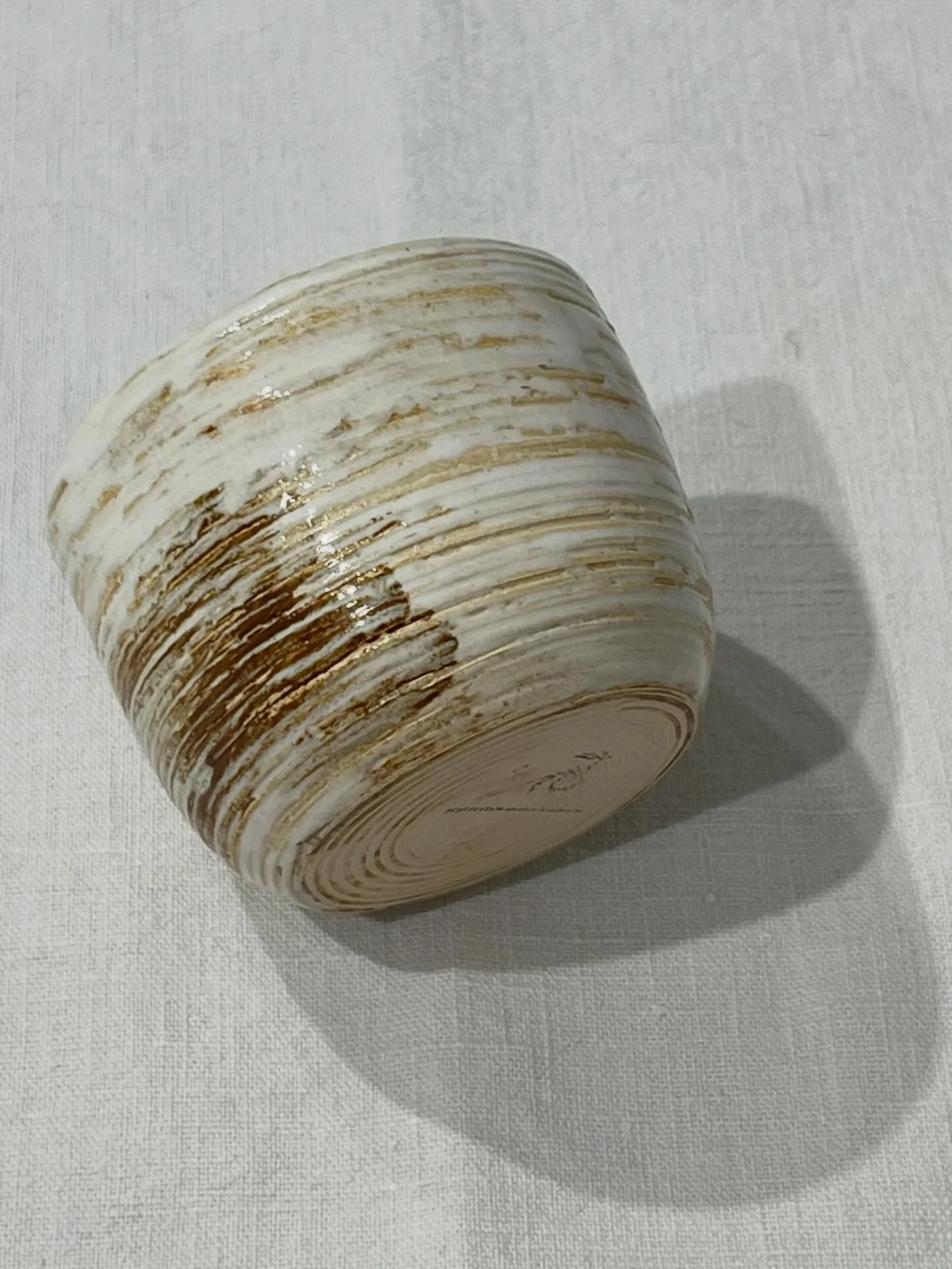 Un essai. Gr&egrave;s. Sous-couche pigments naturels. Couverte blanche et transparente.