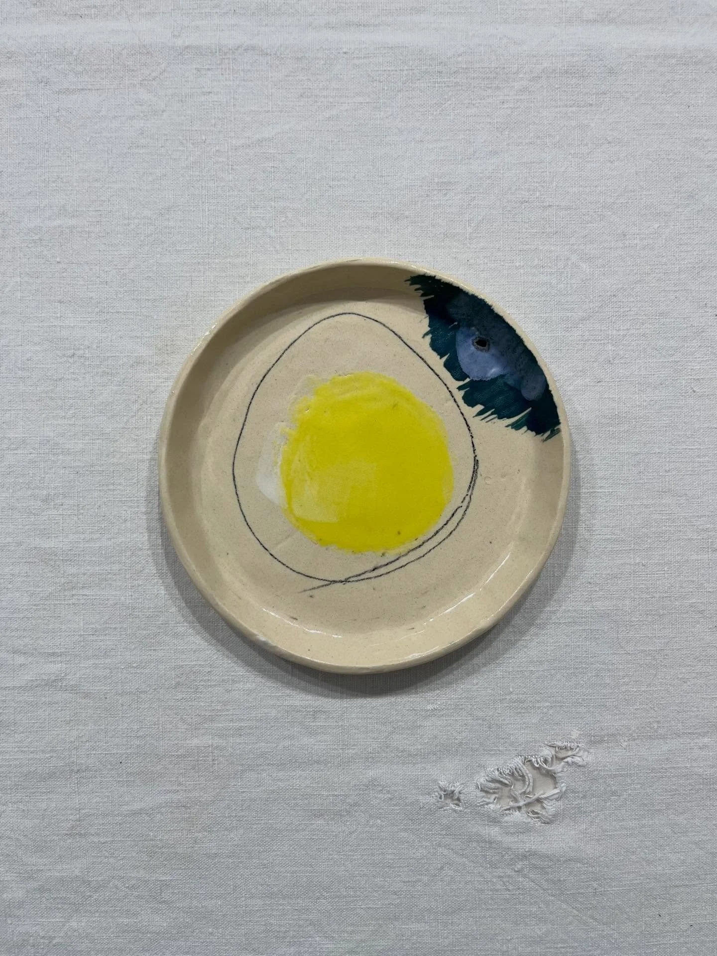 Une petite assiette. 
📍@maison_madame_presse, Arles.