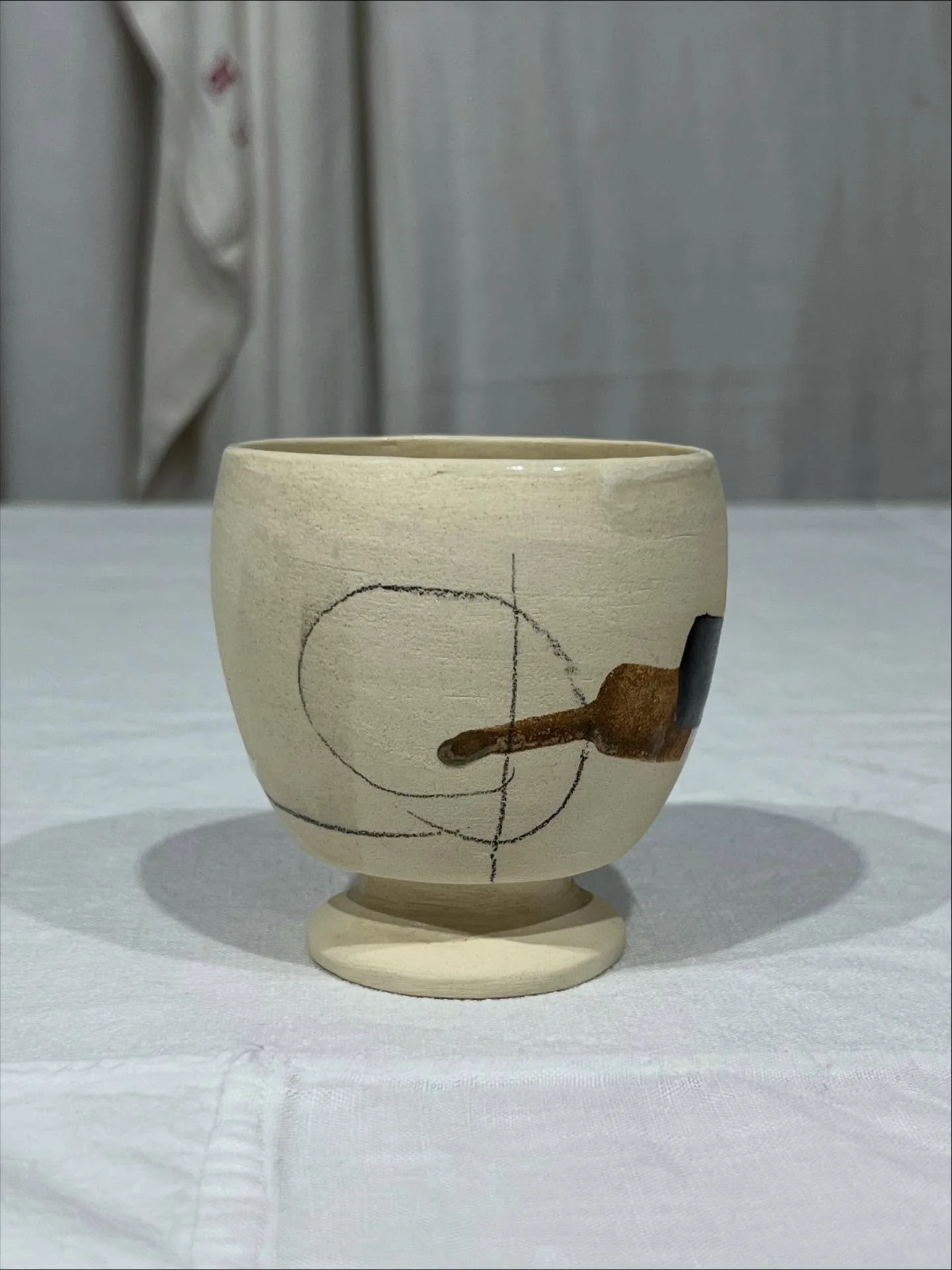 Une s&eacute;rie de gobelets &agrave; pied en gr&egrave;s que vous trouverez bient&ocirc;t en Arles chez @maison_madame_presse 

#ceramics #winegoblets #reconsiderthebrand