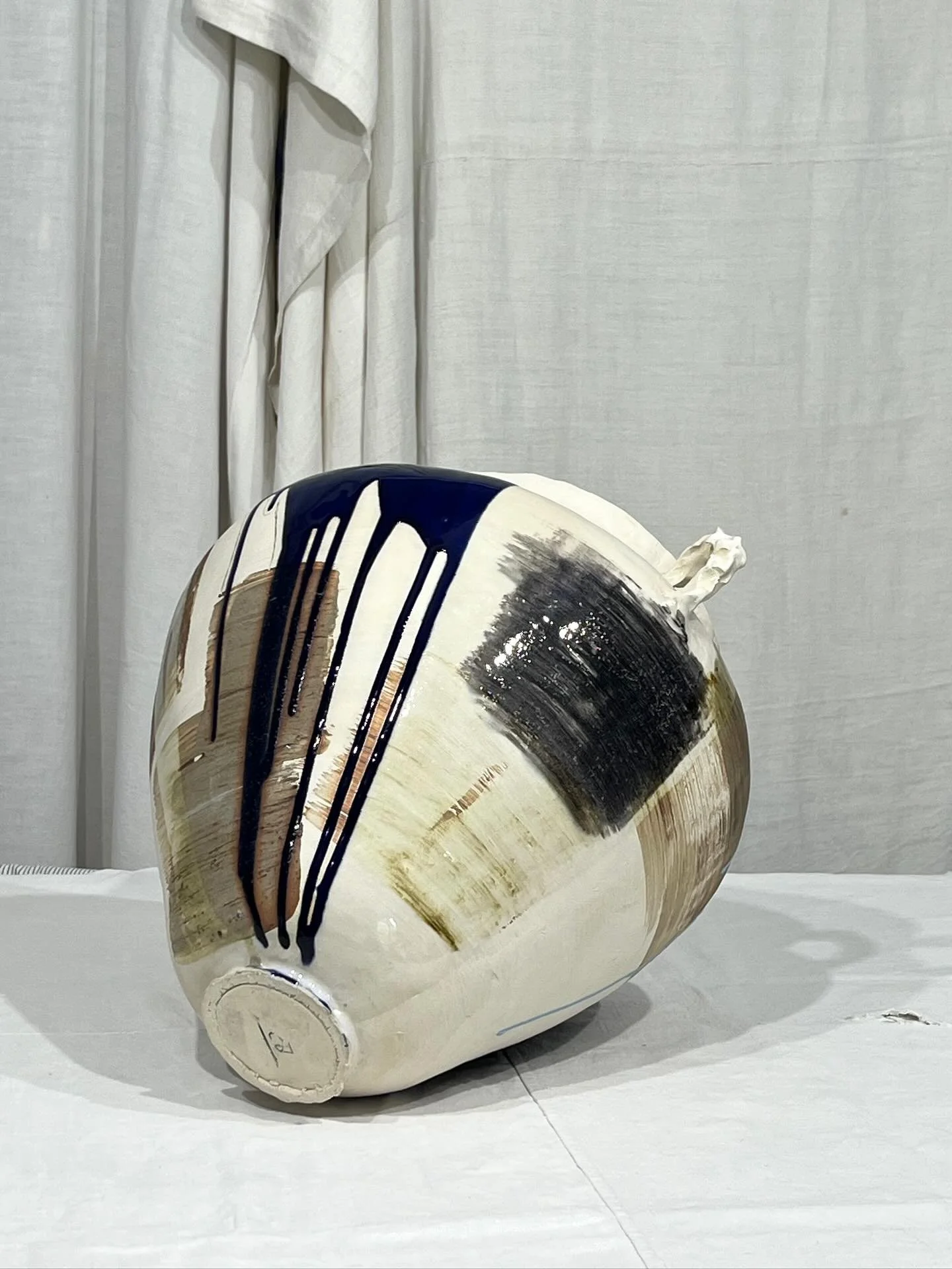 Big mama. Dans la series les Anses Moches, la grande amphore patiemment fa&ccedil;onn&eacute;e au colombin. Environ 35 cm de haut.
@carole_touati