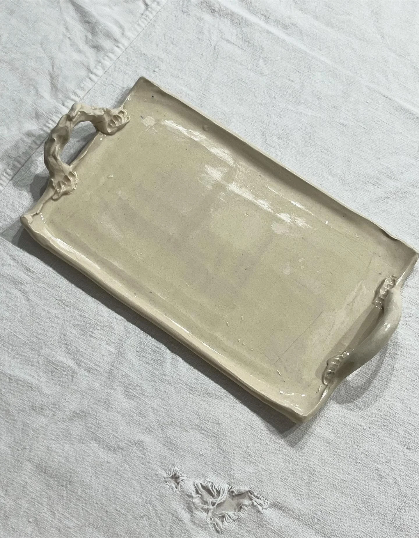 Un petit plateau aux anses moches. 
Pour toi @lisettevandegraaf 🫶
.
.
#ceramicstudio #reconsider