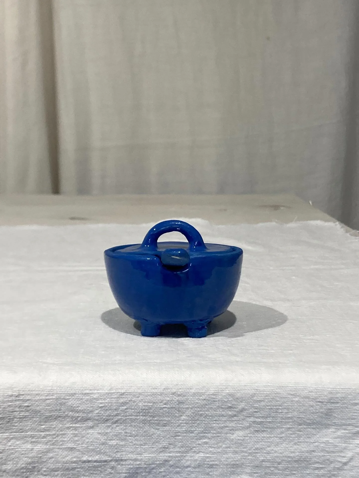 La sali&egrave;re 🧂 en porcelaine bleue et une nouvelle pi&egrave;ce en cours.

#ceramics #ceramicarts