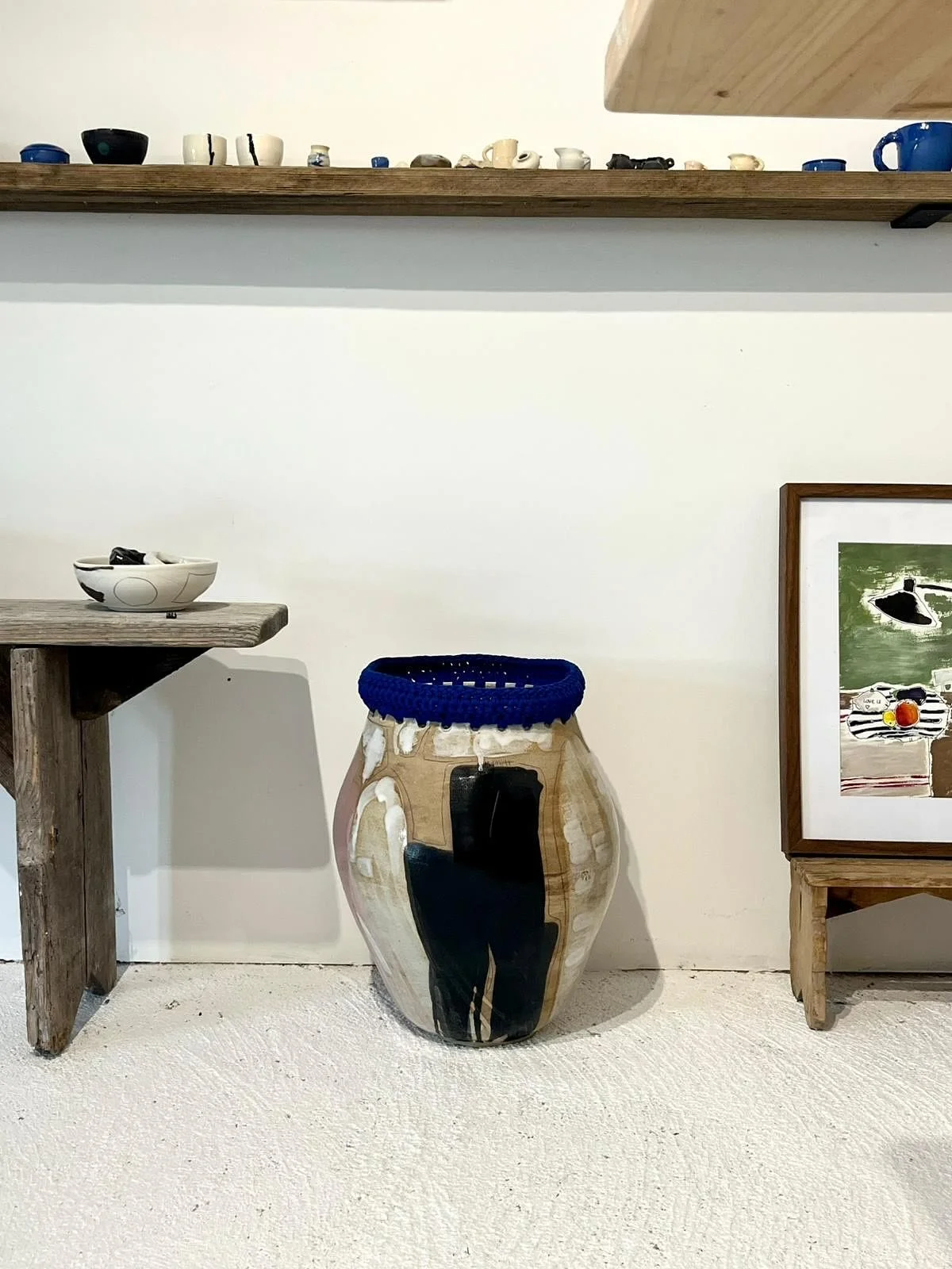 &Agrave; l&rsquo;atelier. Des vases, des saladiers, des habits, des illustrations. Et Fanny qui incarne ❤️ @fannypomme 
📅SAVE THE DATE: je participe aux Portes Ouvertes des Ateliers d&rsquo;Artistes avec @seizemille_artcontemporain les 18-19/10
VERN