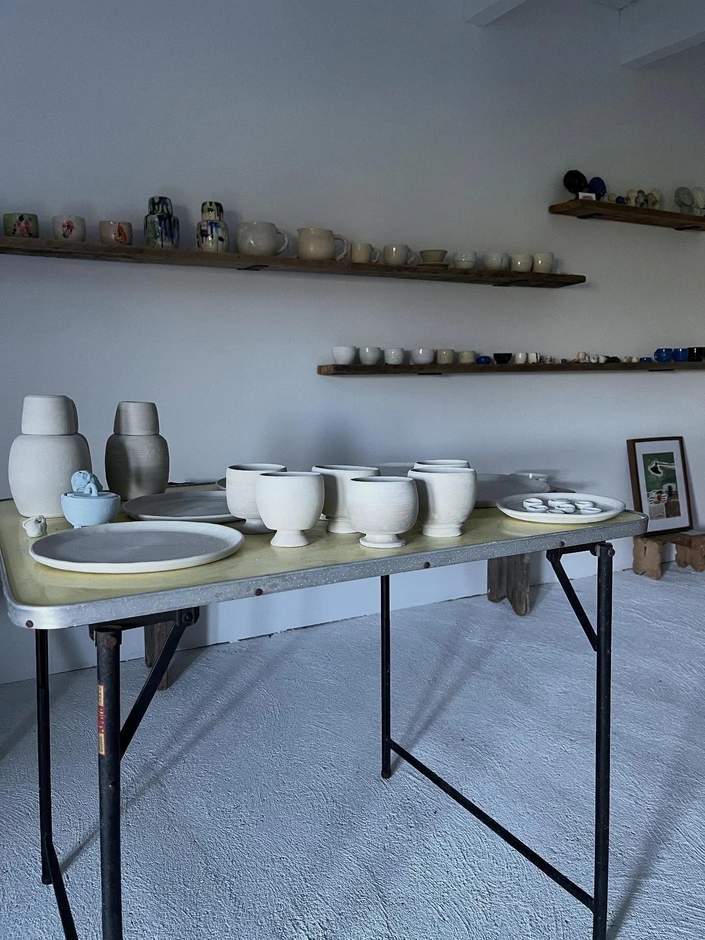 Cette semaine &agrave; l&rsquo;atelier. Envie de gobelets &agrave; pied. Il a fait beau. 

#ceramicstudiolife #ceramics #reconsider #chisseyenmorvan