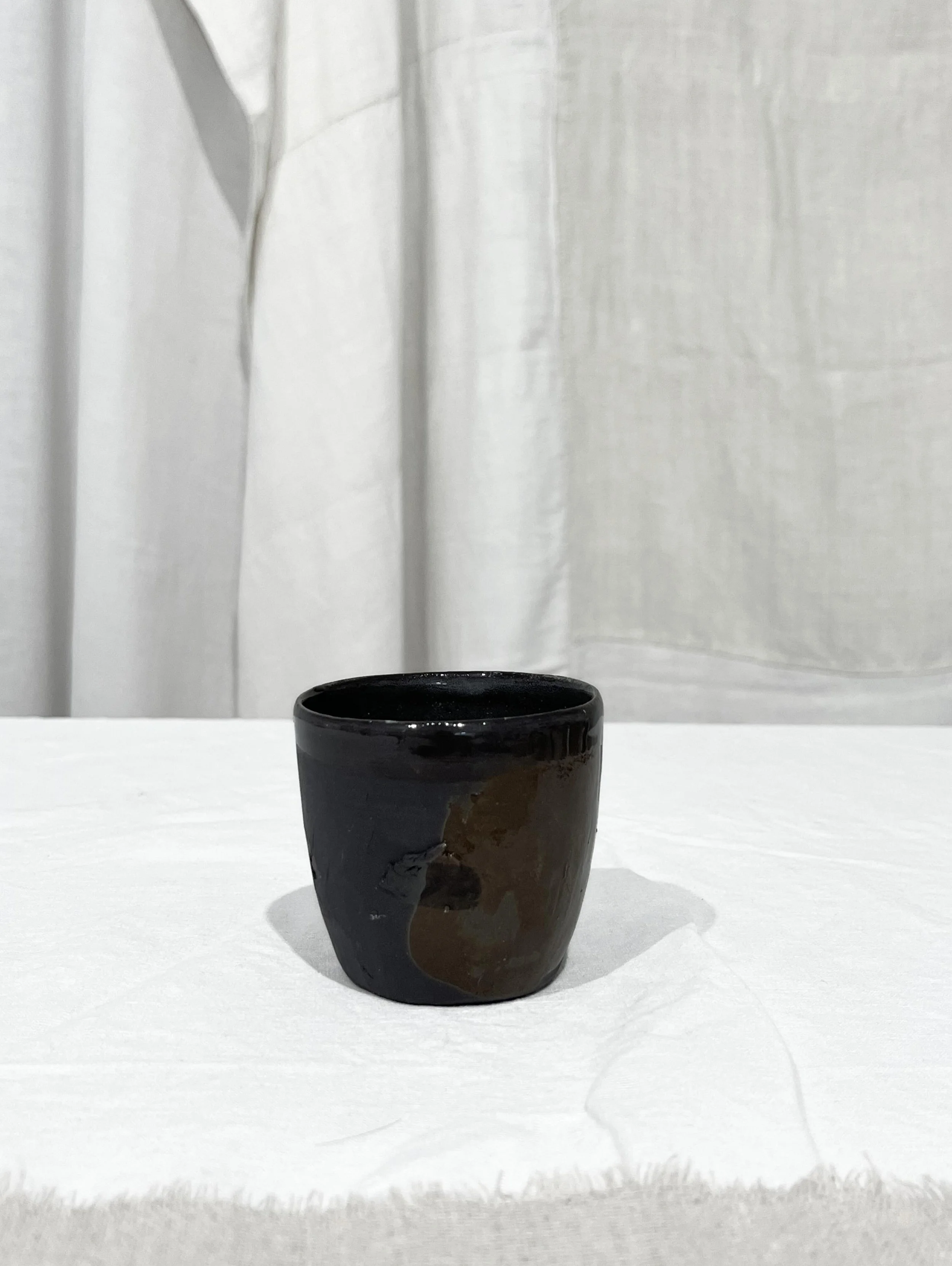 R&eacute;cemment. Porcelaine noire, gr&egrave;s.