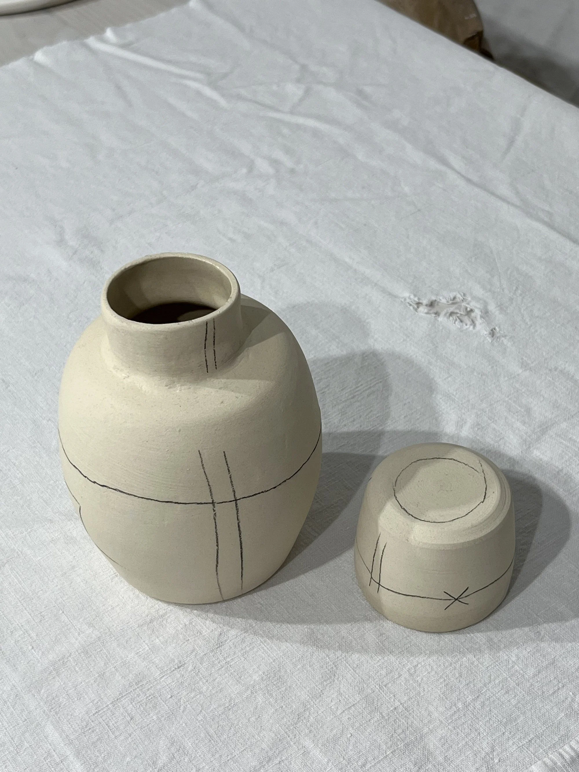 Clay bedside carafe, beige "Traces".