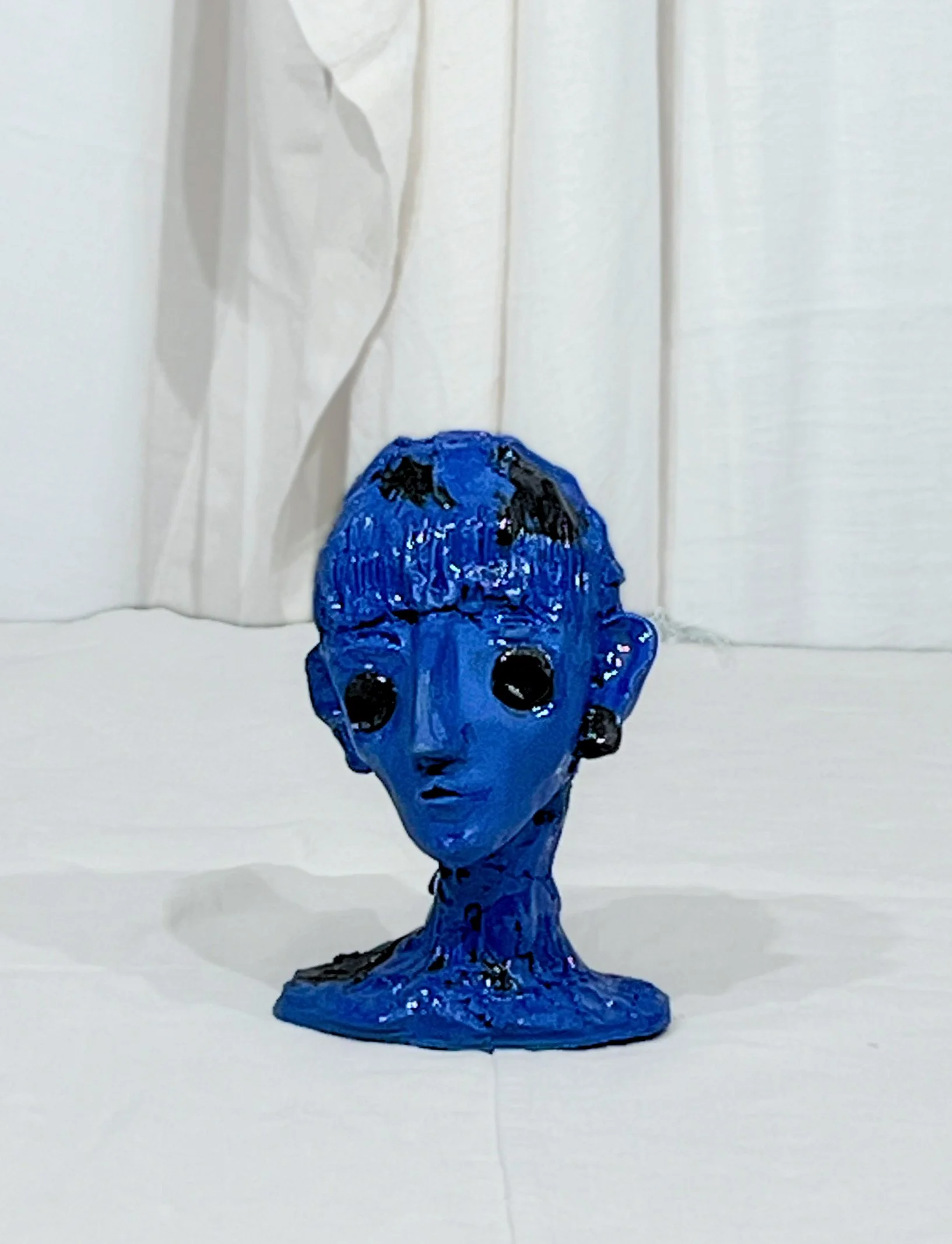 Blue porcelain sculpture. "Les têtes pensantes", Les joues noires