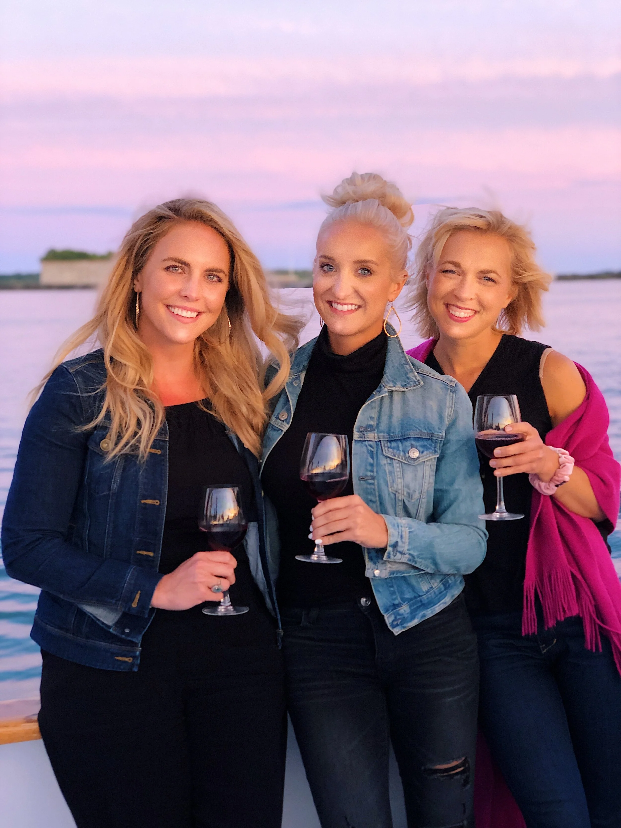group_girls_blond_wine_wise_events_wine_sail_winesail_sunset.jpg