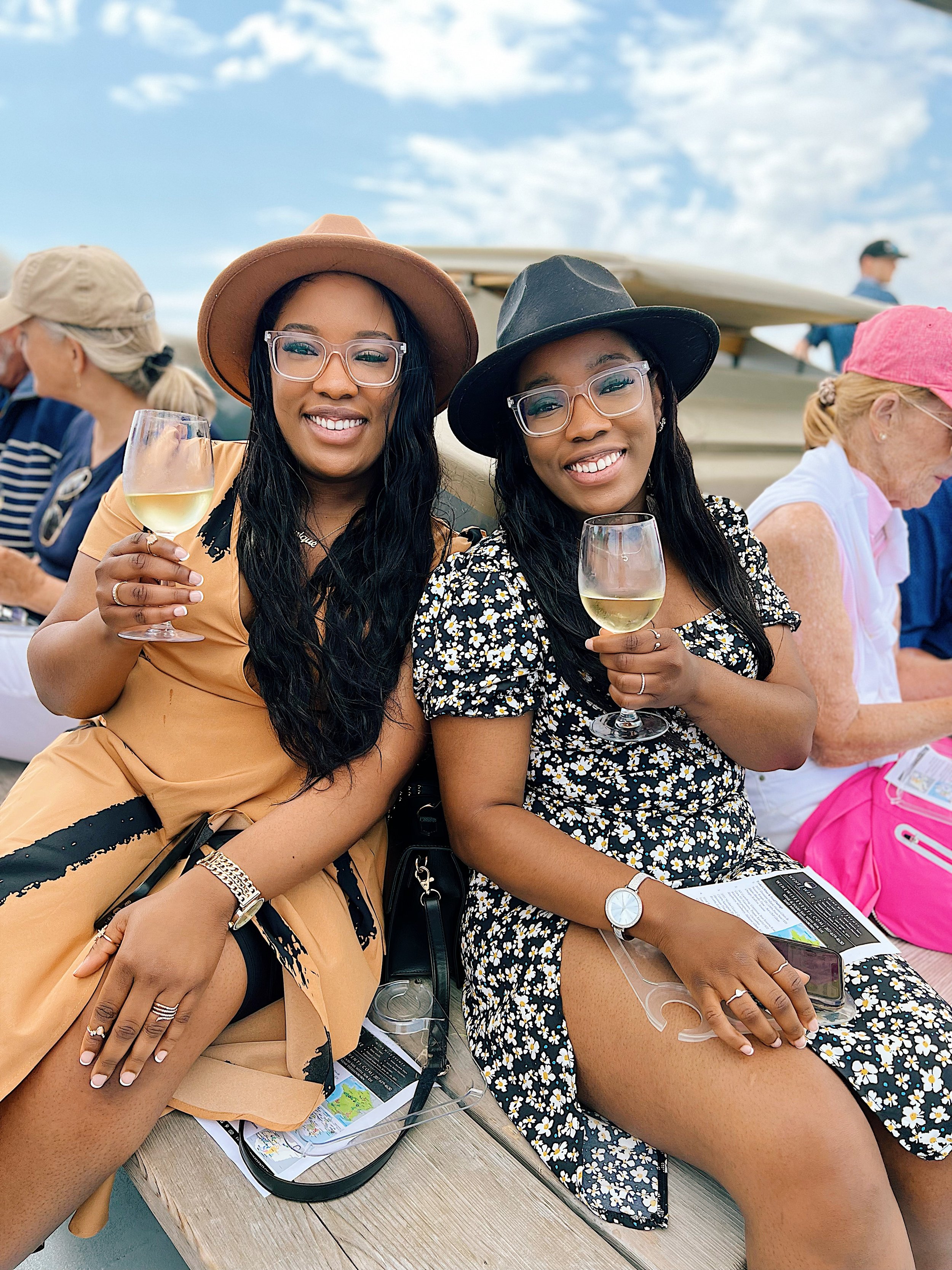 wine_sail_white_wine_people_sisters_smile.jpg