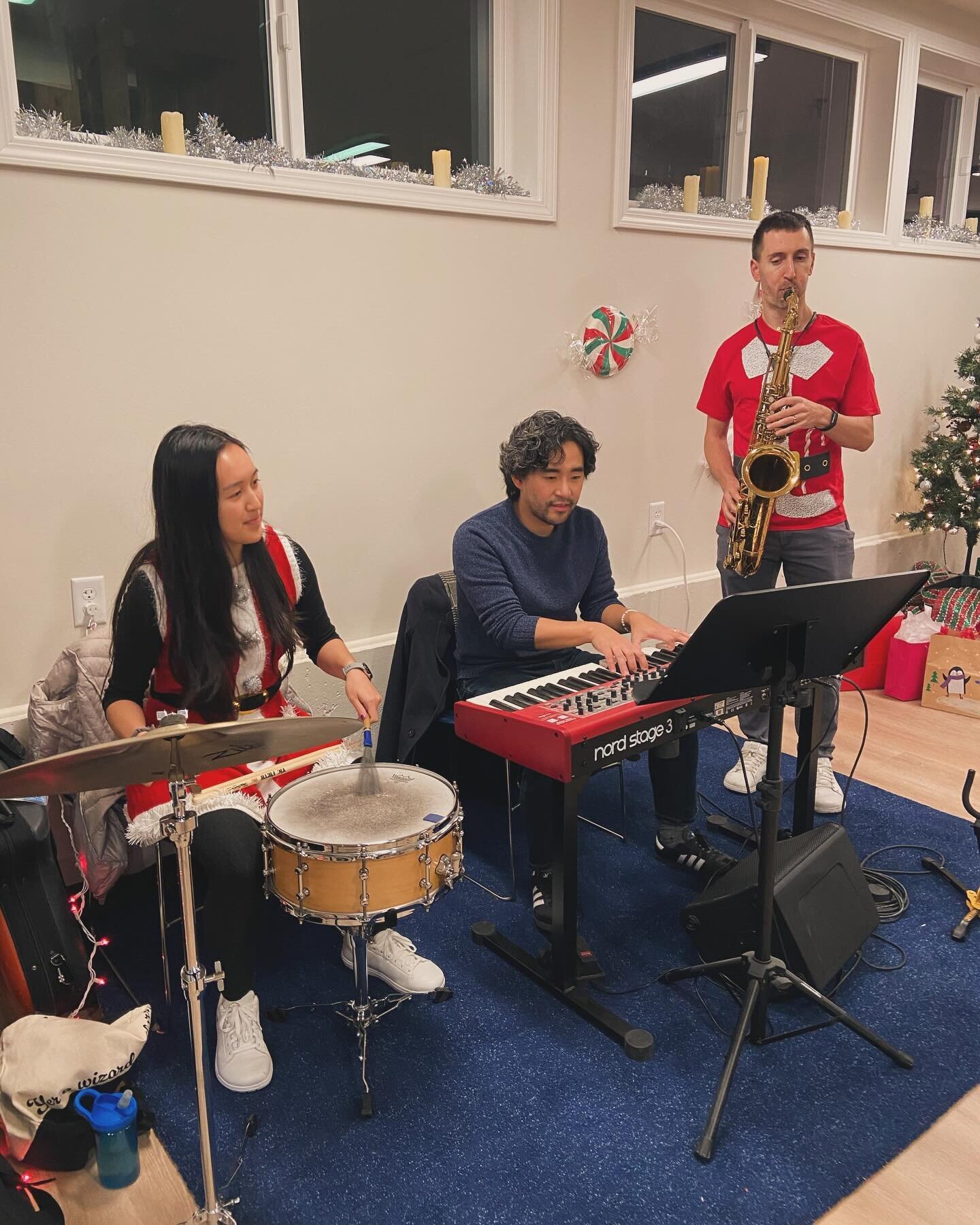 Classy, competitive, chaotic, Christmassy. Here&rsquo;s just a taste of what transpired at last week&rsquo;s Christmas party/jazz show/cookie contest/white elephant. Thanks to all who made it a blast! 🍪 🎄 🎁 🎷 

#seattlechurch #roots community chu