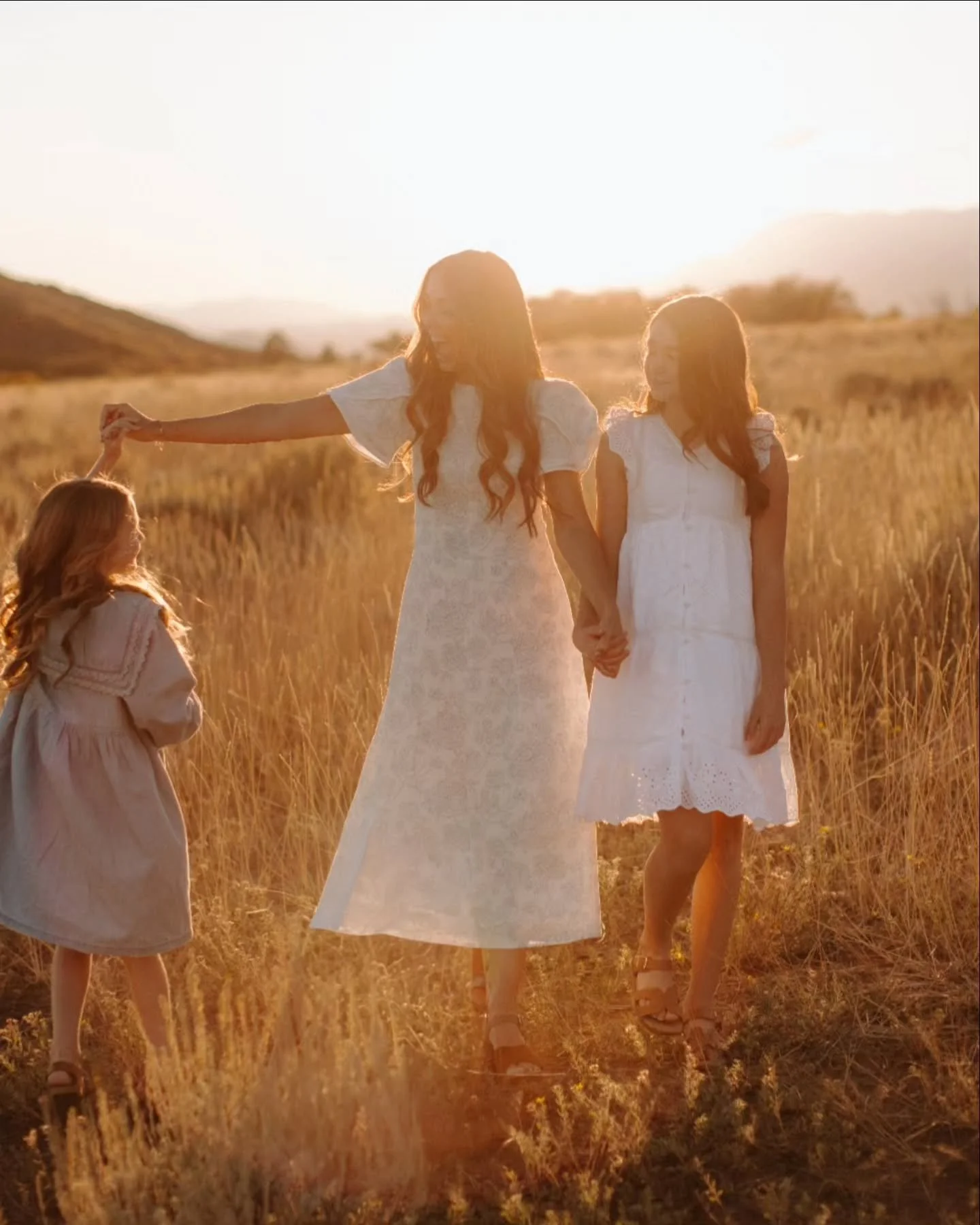 Golden hour magic with the full moon and the Andersen family ✨️📸

#stgeorge #zionelopementphotographer #southernutah #stgeorgephotographer #stgeorgephotography #wyoming #wyomingwedding #lasvegasweddingphotography #whittneyjeanphotography #utahphotog