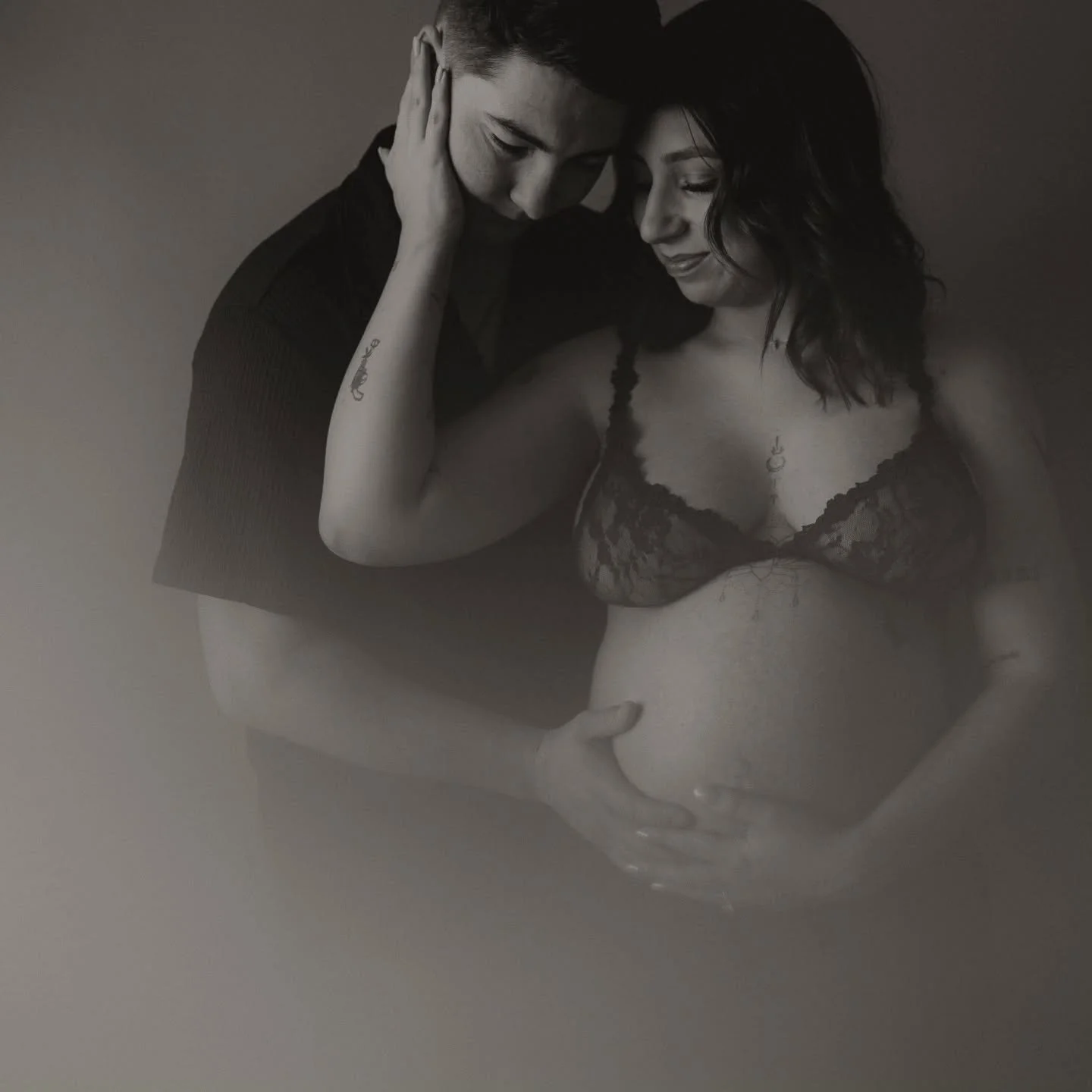 A little black and white moment 🫡
So excited for this cute family 🥰

#stgeorge #stgeorgephotographer #utahphotographer #stgeorgematernityphotographer