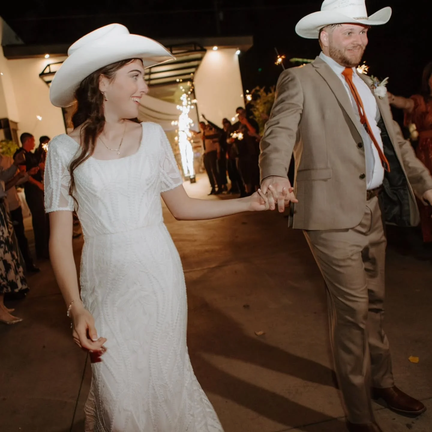 WHERE MY PARTY PEOPLE!?!?!??! This was one of the most fun wedding parties ever! So much fun celebrating these two all day!!!!!! 🤘✨️📸🥳

#stgeorgeweddingphotographer #stgeorgeutahphotographer  #zionweddingphotographer