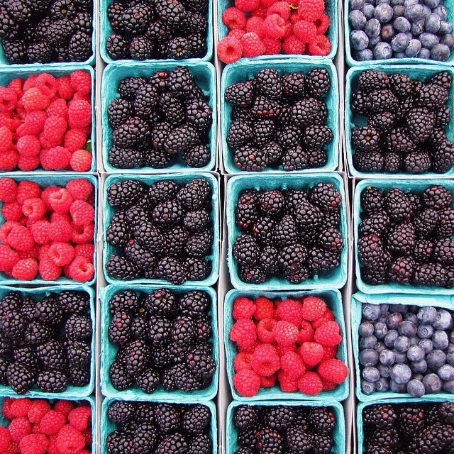 farmersmarketberries copy.jpg