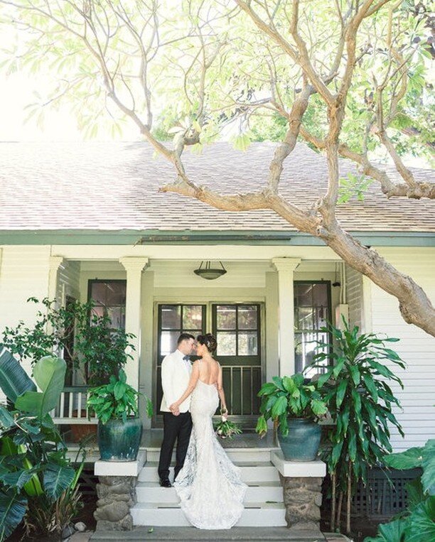 This is the stuff tropical wedding dreams are made of!! Location: @olowaluplantationhouse 
Photography: @jimkennedyphotographers 
Makeup: @dolledupoc
Hair: @mauimakeupartistry
Florist: @bellabloommaui
.
. 
#vowsweddingandeventplanning #vowsweddingpla