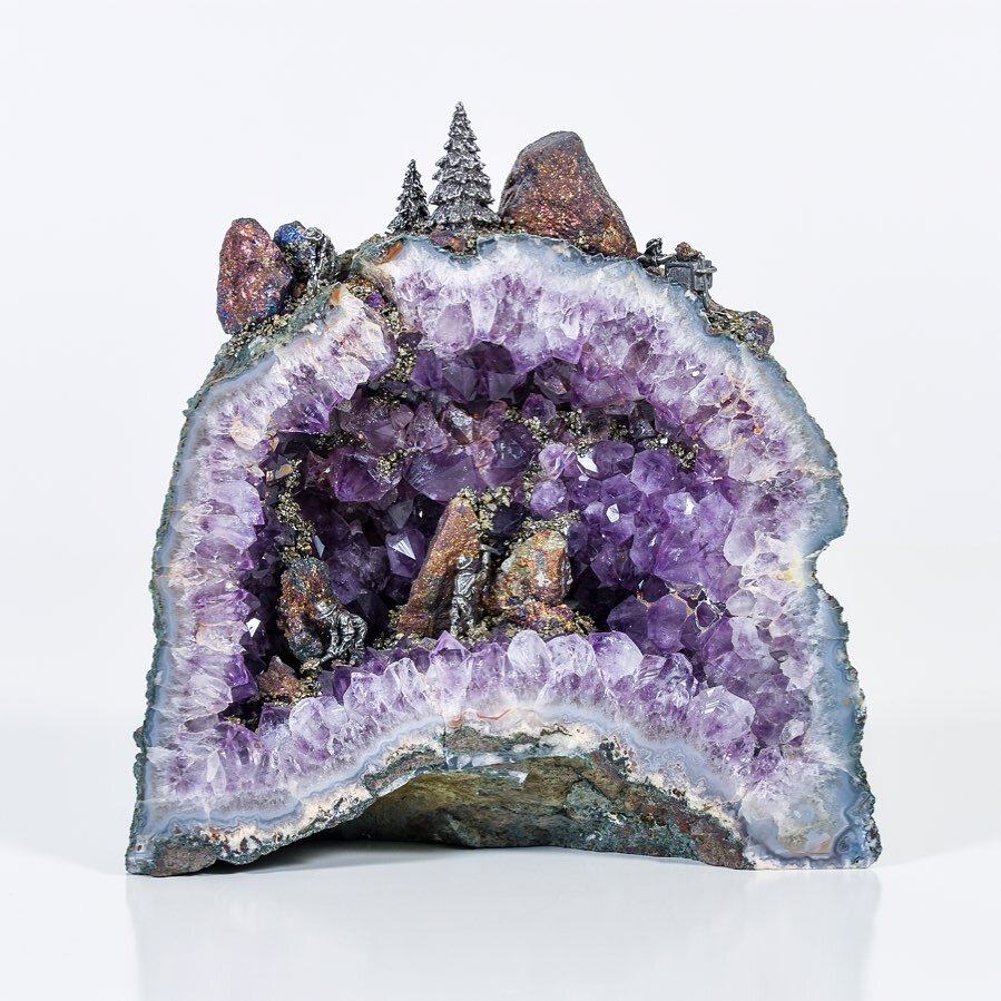 Amethyst crystal geode with pewter miners. 

This auction will be featuring some lovely geodes. If you collect minerals, we&rsquo;ve got you covered. 
Photo: @tryst.red

.
.
.
.
.
.
#art #geode #geodeart #amethyst #minerals #blockauctionhouse #crysta